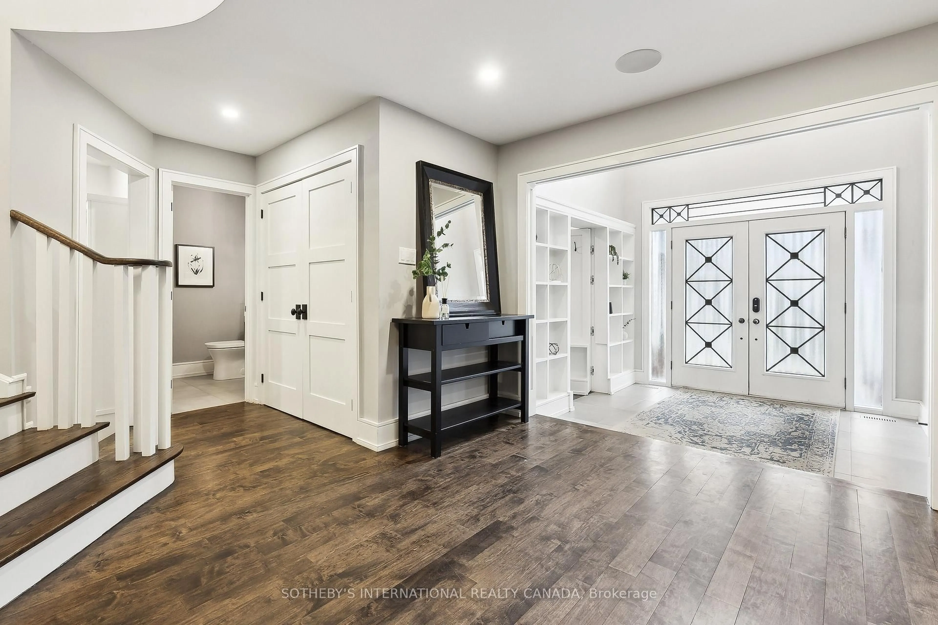 Indoor entryway for 16 Eastgate Cres, Richmond Hill Ontario L4B 3G5