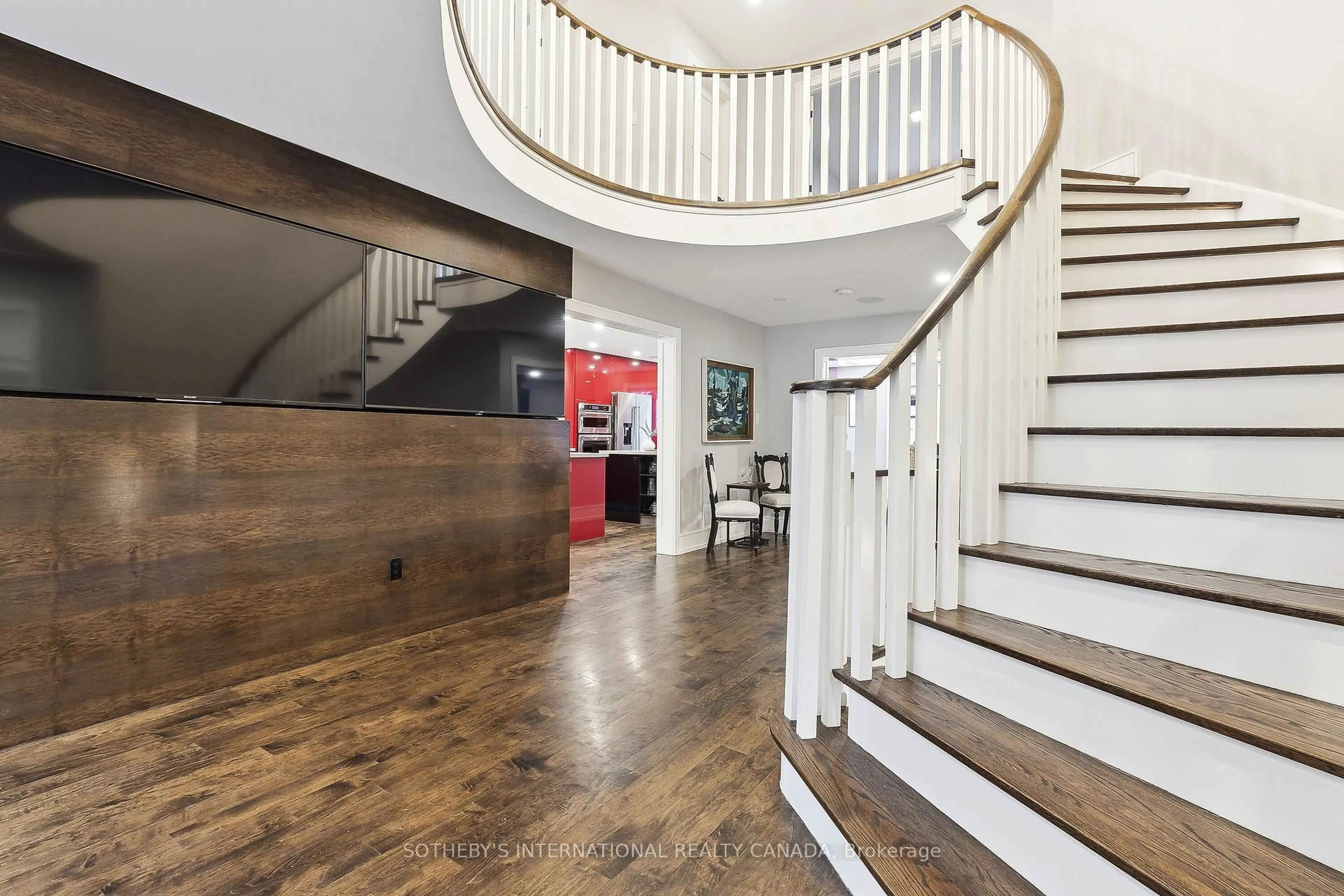 Indoor foyer for 16 Eastgate Cres, Richmond Hill Ontario L4B 3G5