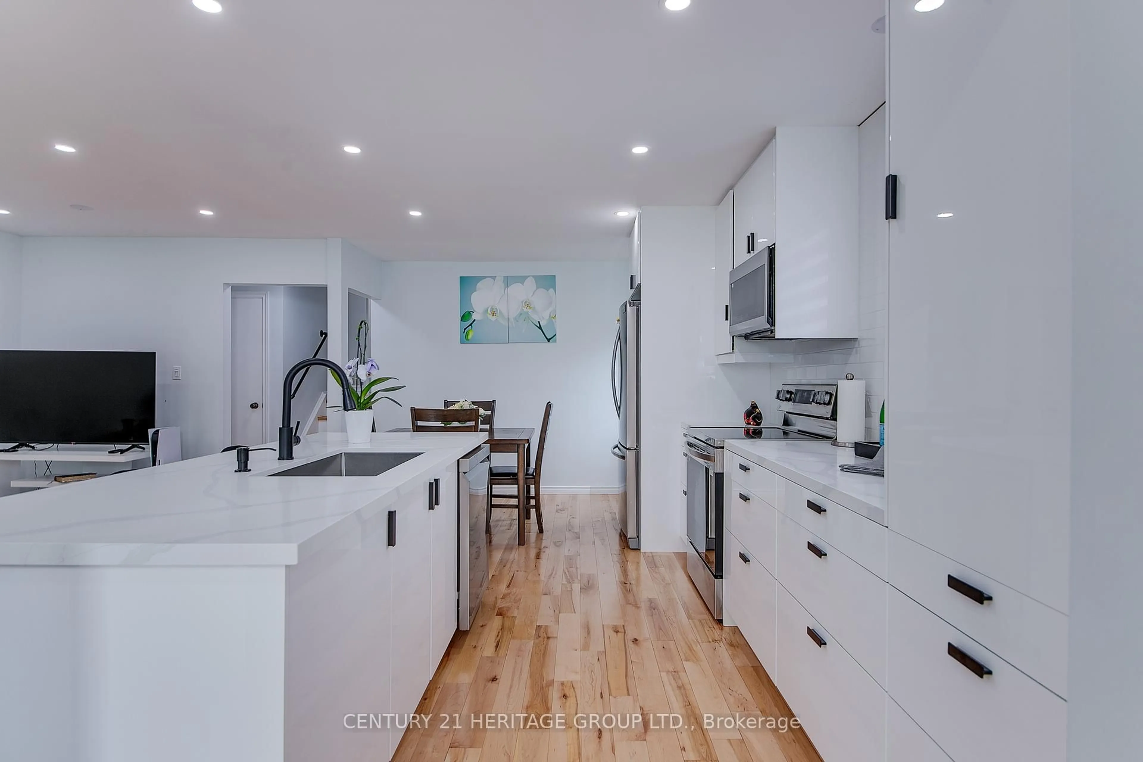 Open concept kitchen, unknown for 68 Adeline Ave, New Tecumseth Ontario L0G 1W0