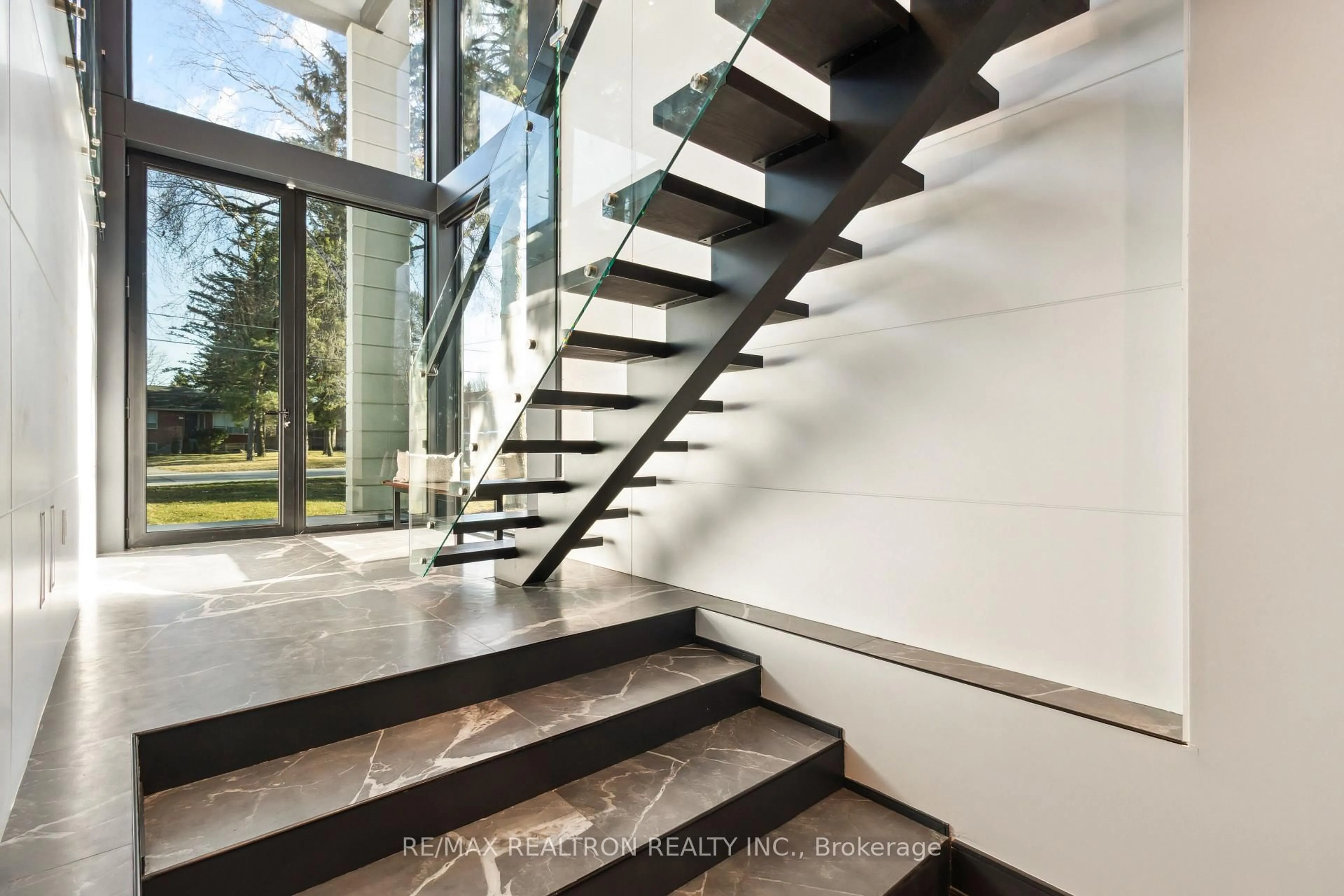 Stairs for 156 Garden Ave, Richmond Hill Ontario L4C 6M2