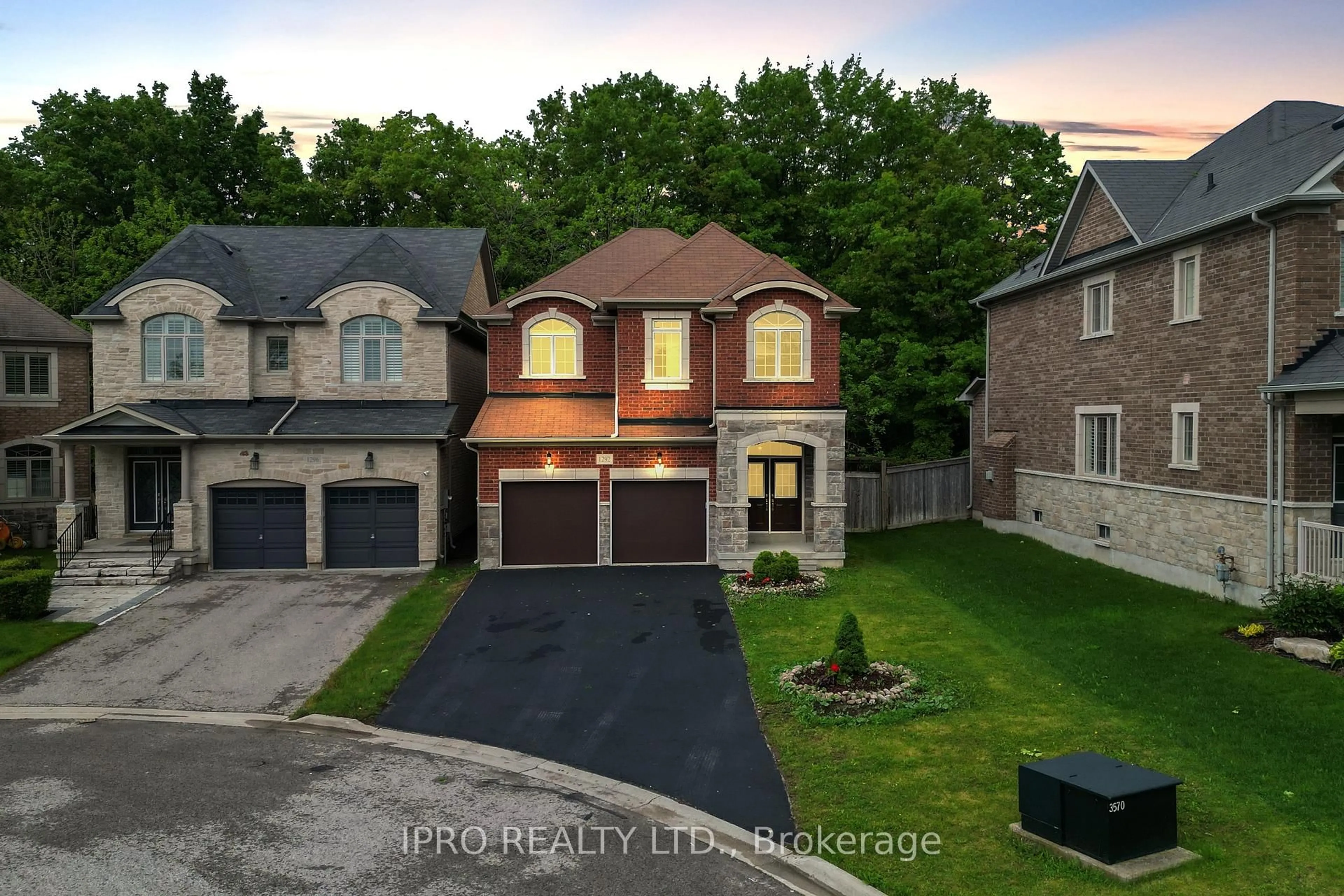 A pic from outside/outdoor area/front of a property/back of a property/a pic from drone, street for 1292 Mccron Cres, Newmarket Ontario L3X 0C7