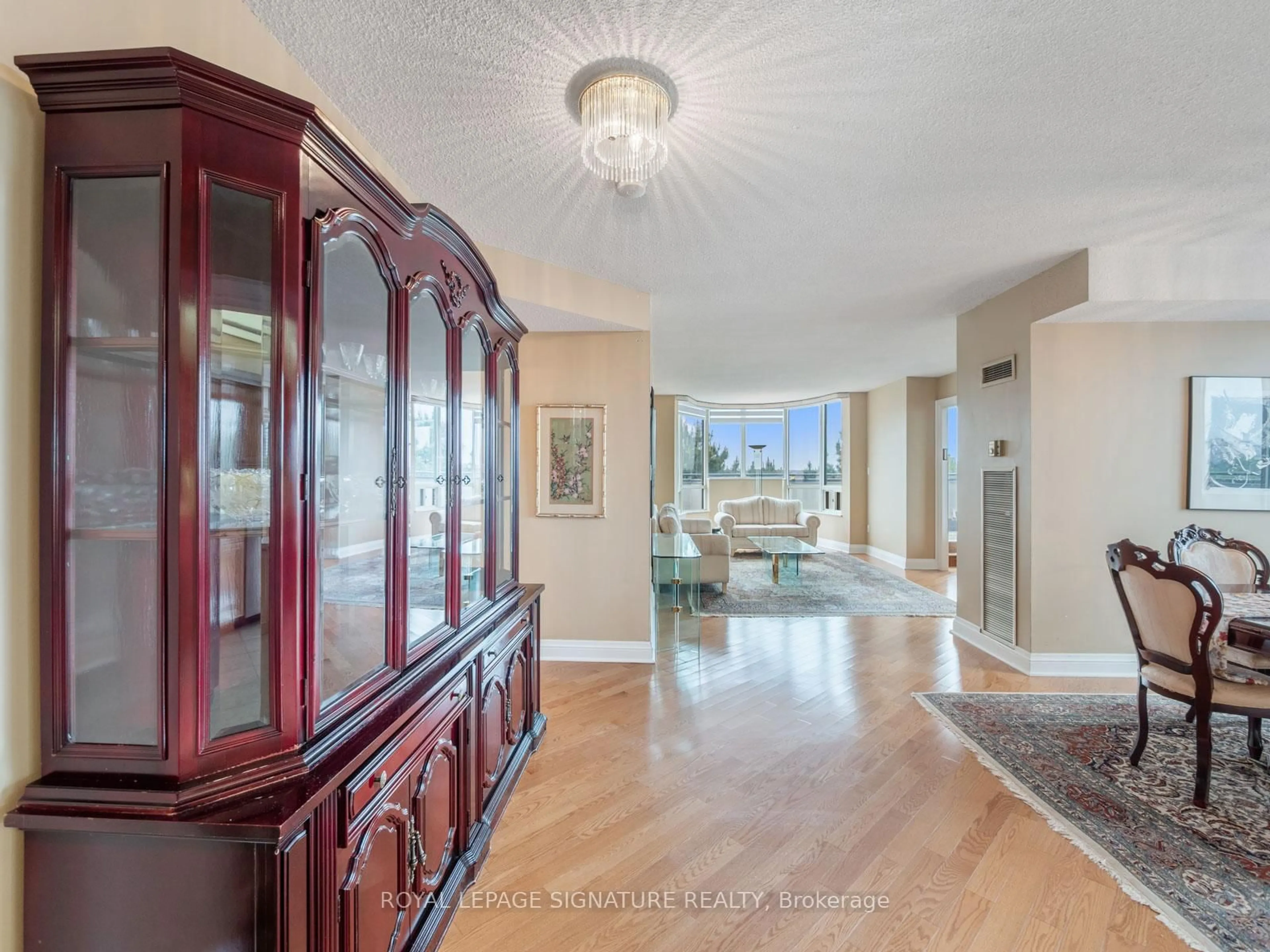 Indoor foyer for 333 Clark Ave #714, Vaughan Ontario L4J 7K4