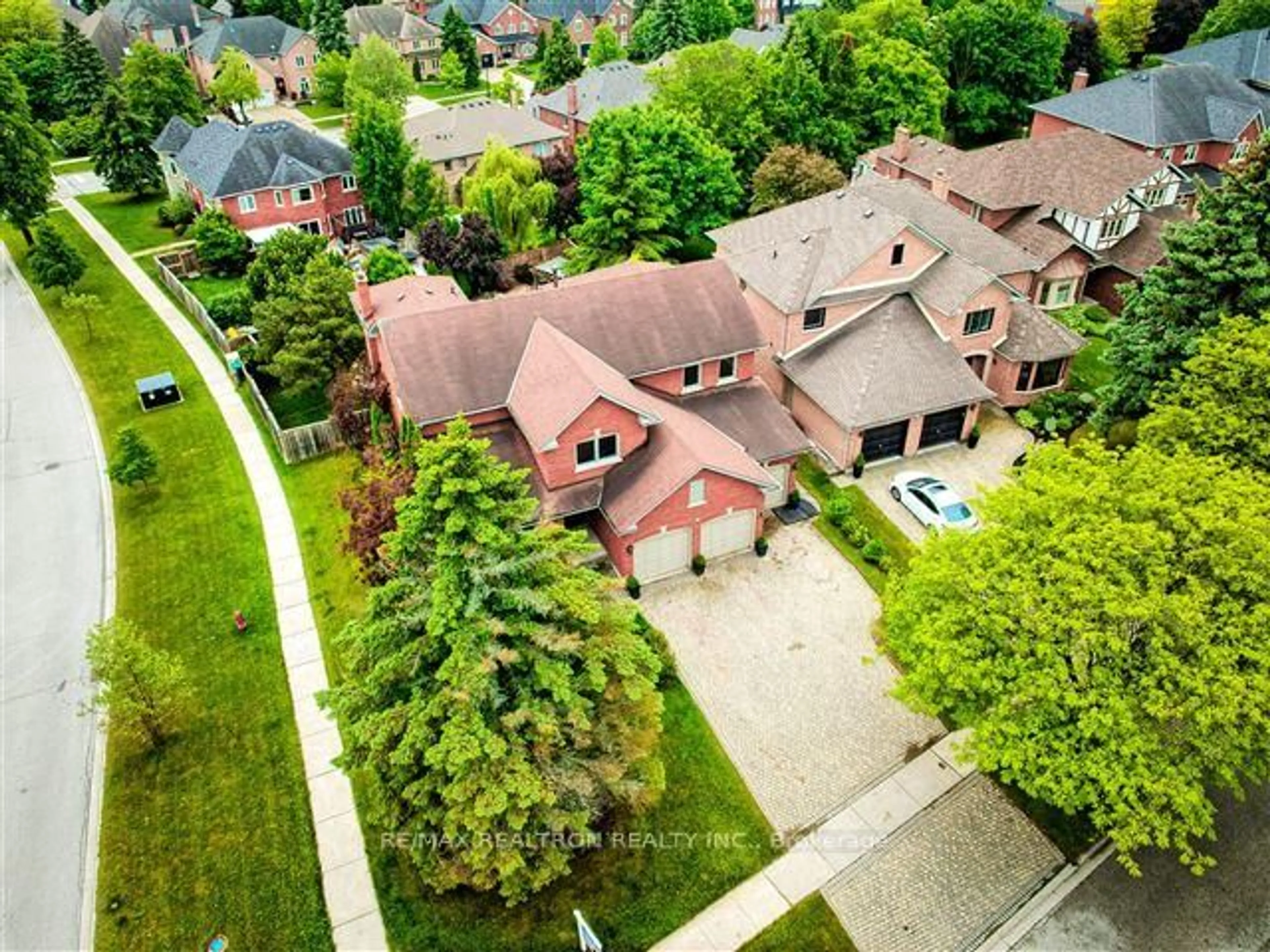A pic from outside/outdoor area/front of a property/back of a property/a pic from drone, street for 852 Norwick Rd, Newmarket Ontario L3X 1K8