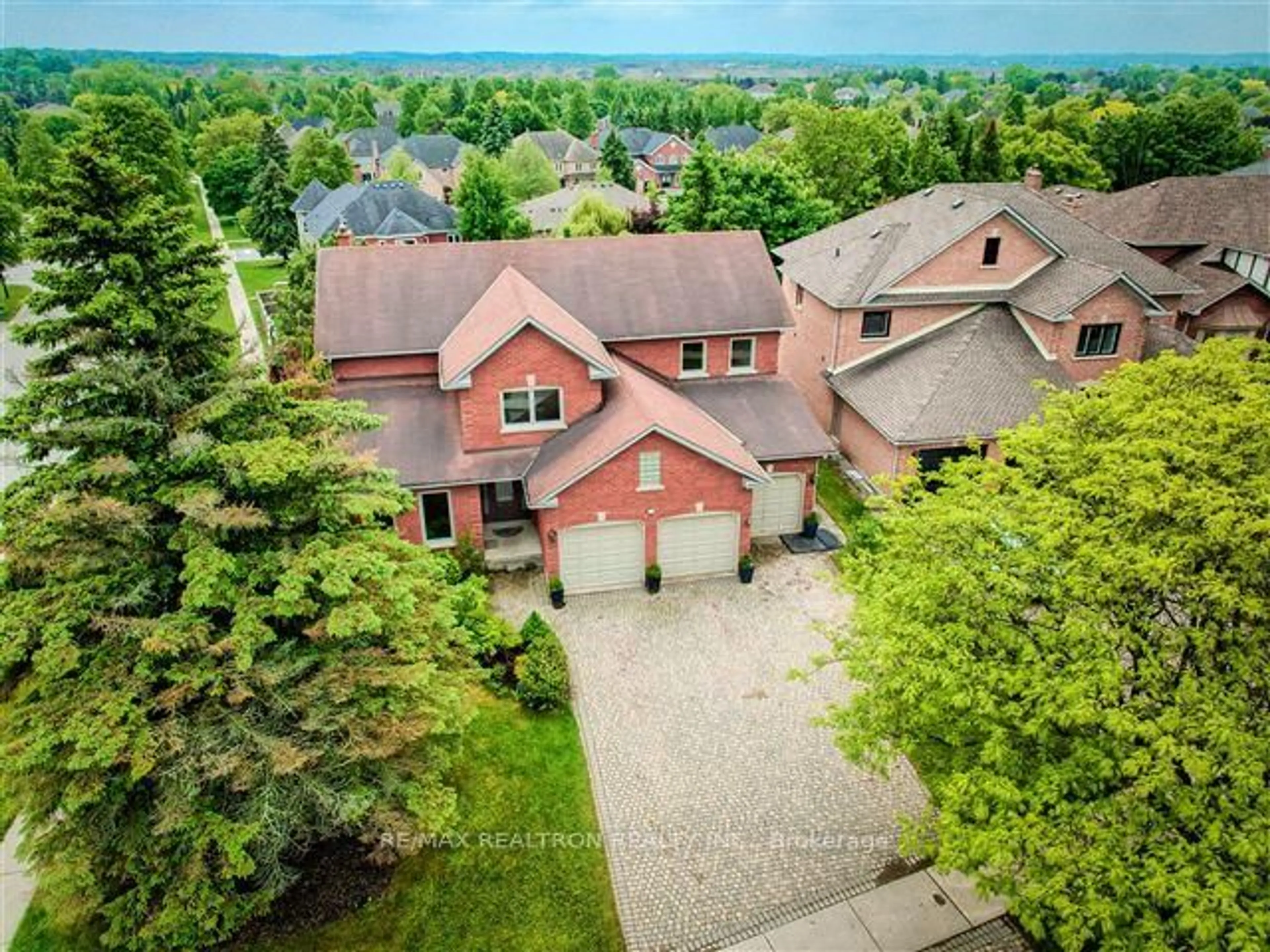 A pic from outside/outdoor area/front of a property/back of a property/a pic from drone, street for 852 Norwick Rd, Newmarket Ontario L3X 1K8