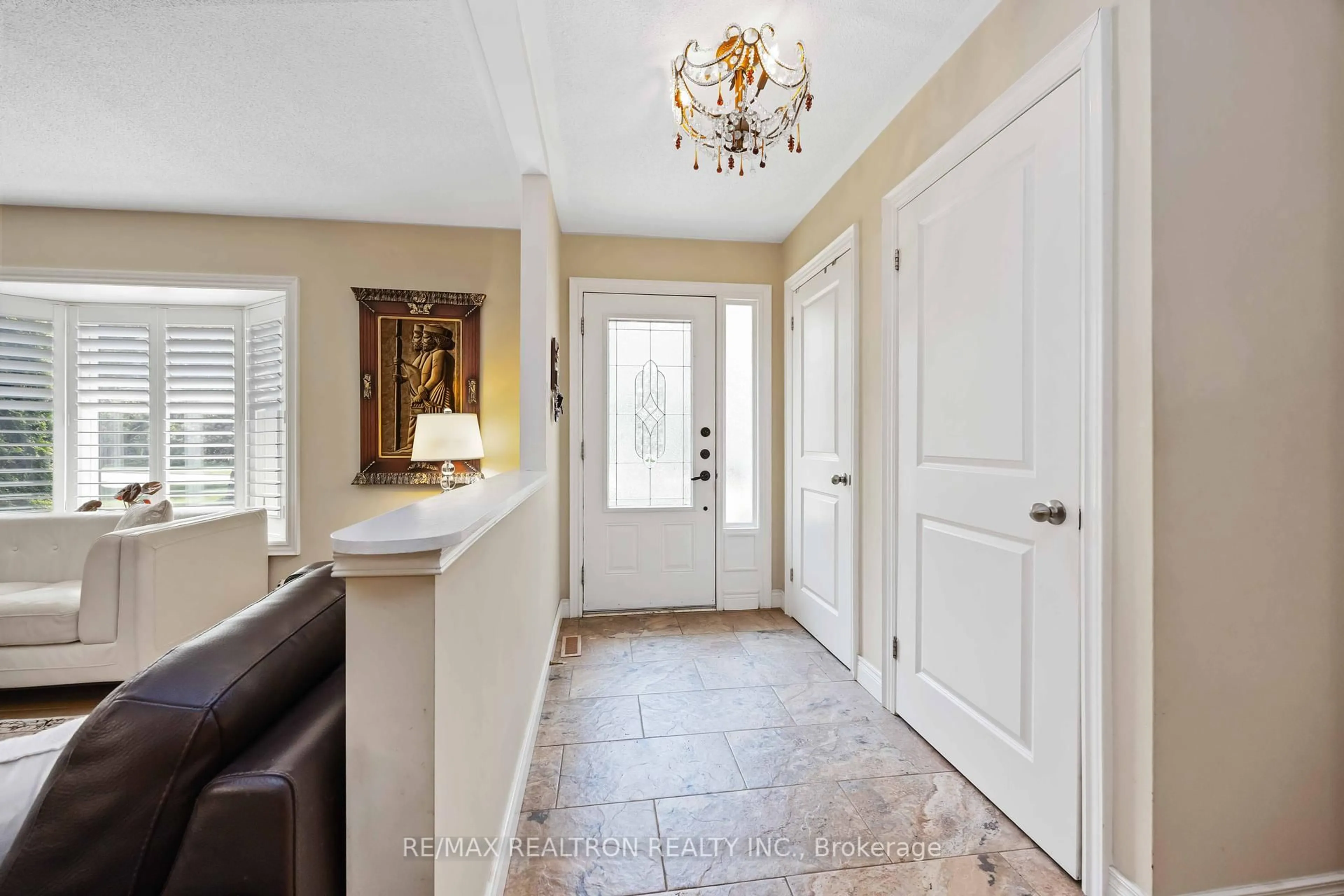 Indoor entryway for 6 Amberglen Crt, East Gwillimbury Ontario L0G 1H0
