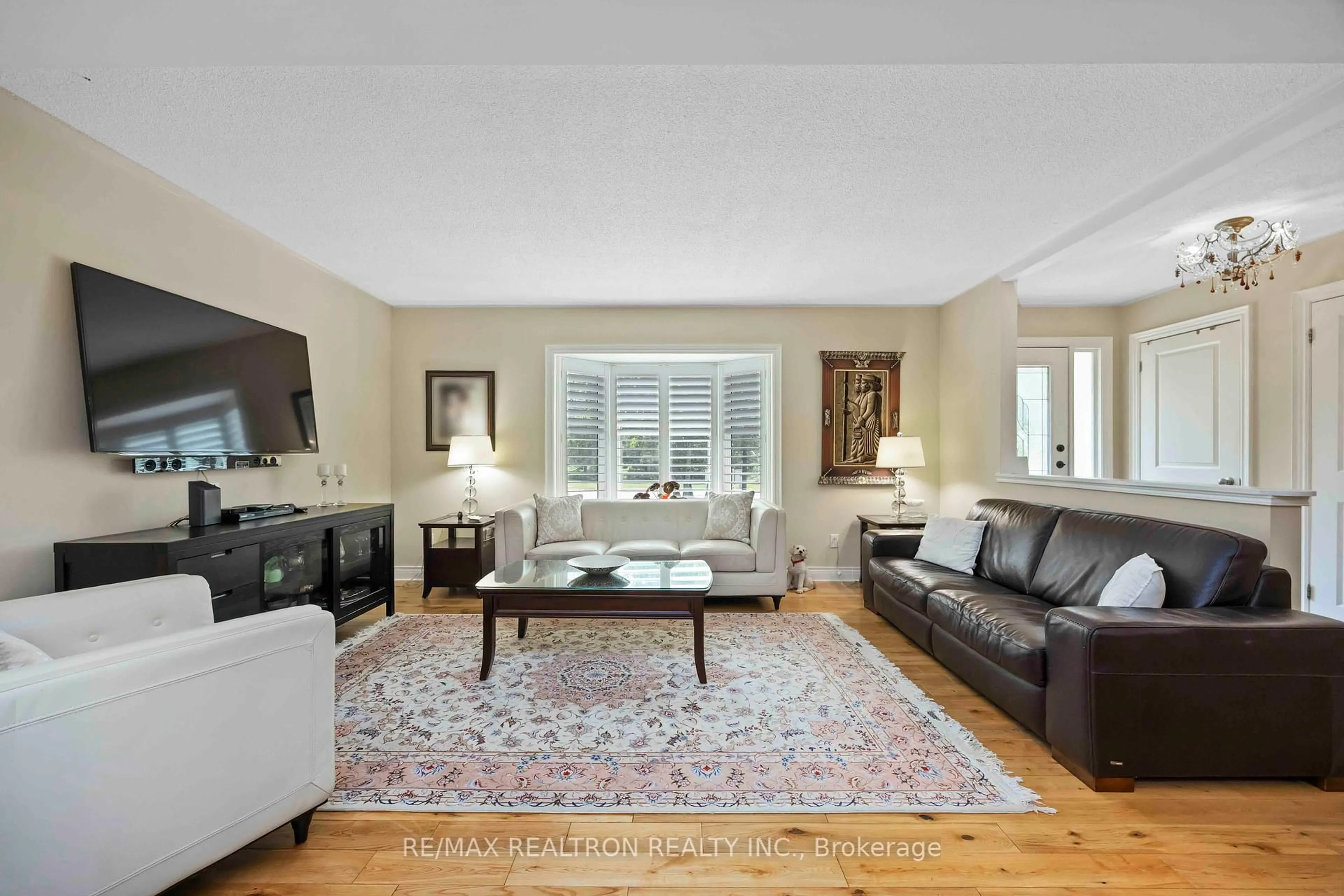 Living room with furniture, unknown for 6 Amberglen Crt, East Gwillimbury Ontario L0G 1H0