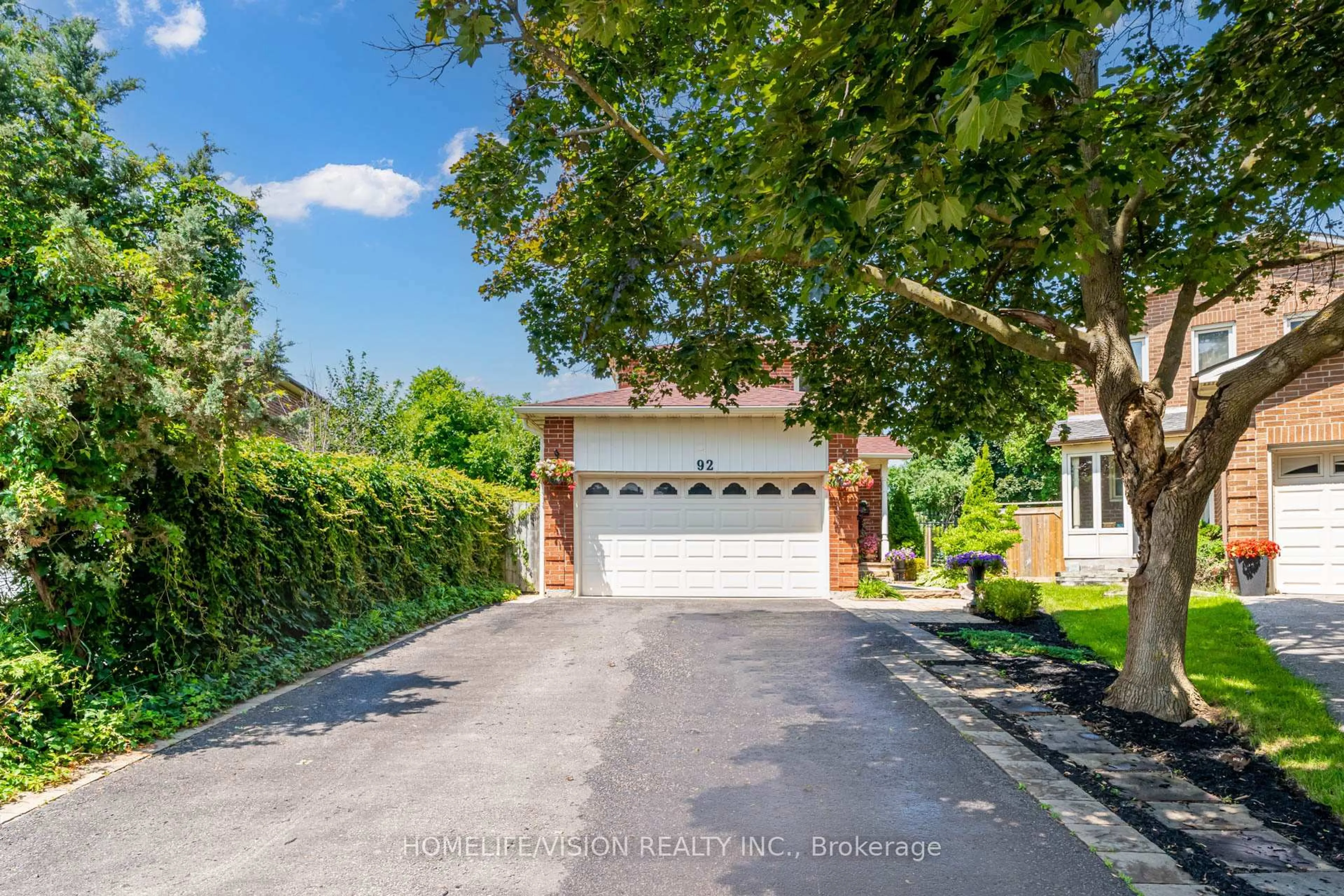 A pic from outside/outdoor area/front of a property/back of a property/a pic from drone, street for 92 Trothen Circ, Markham Ontario L3P 4H6