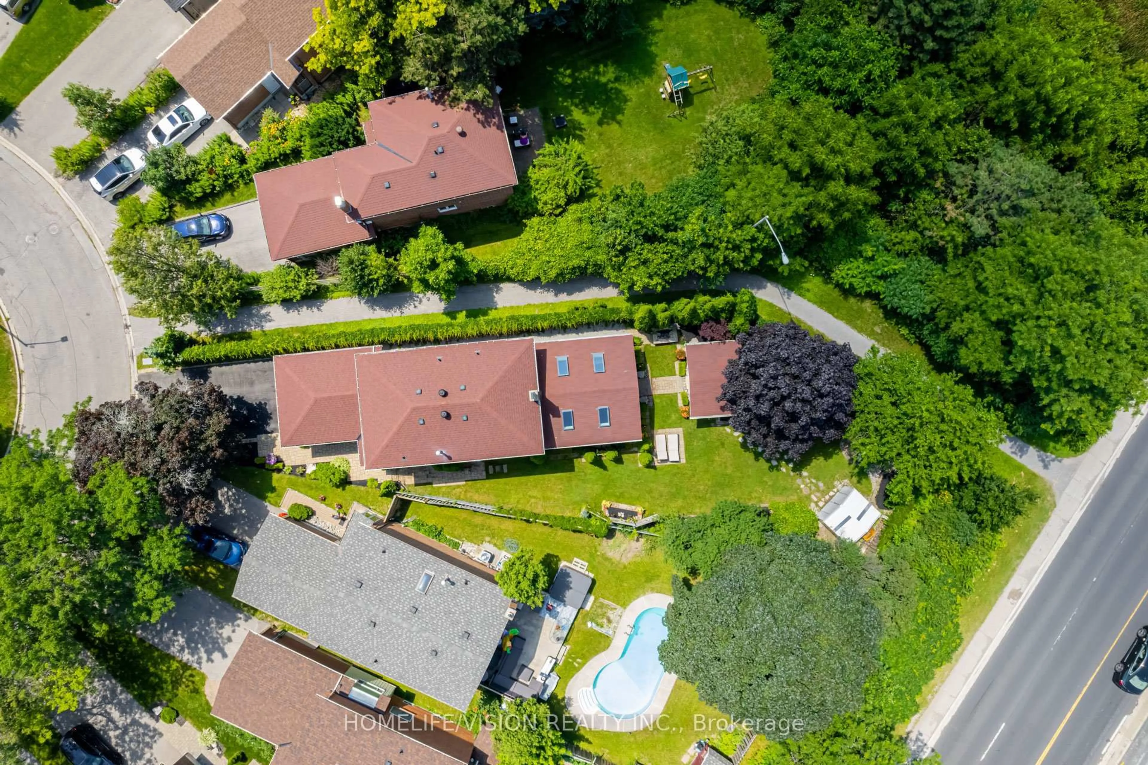 A pic from outside/outdoor area/front of a property/back of a property/a pic from drone, street for 92 Trothen Circ, Markham Ontario L3P 4H6