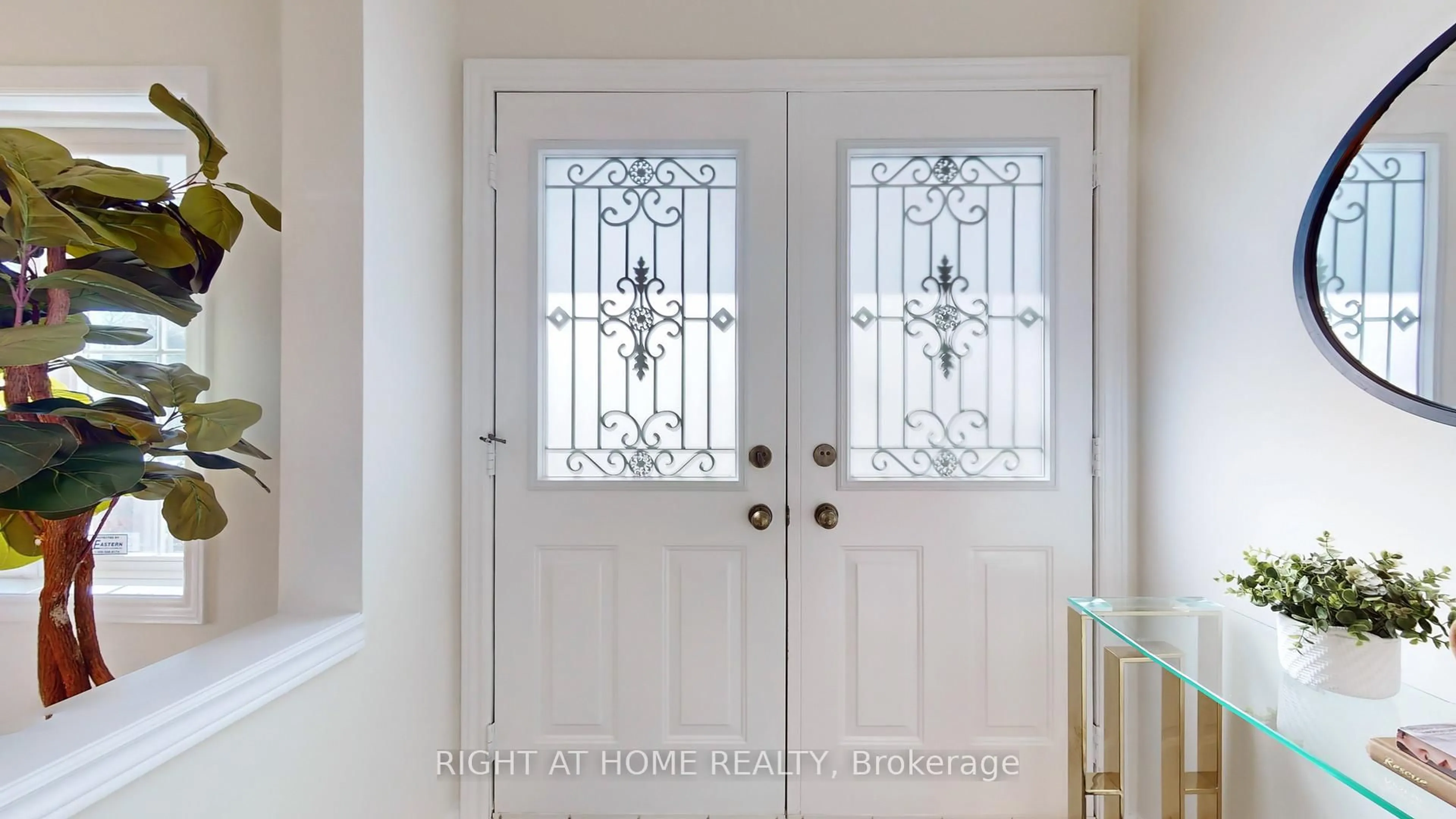 Indoor entryway for 61 Palisade Cres, Richmond Hill Ontario L4S 2H9