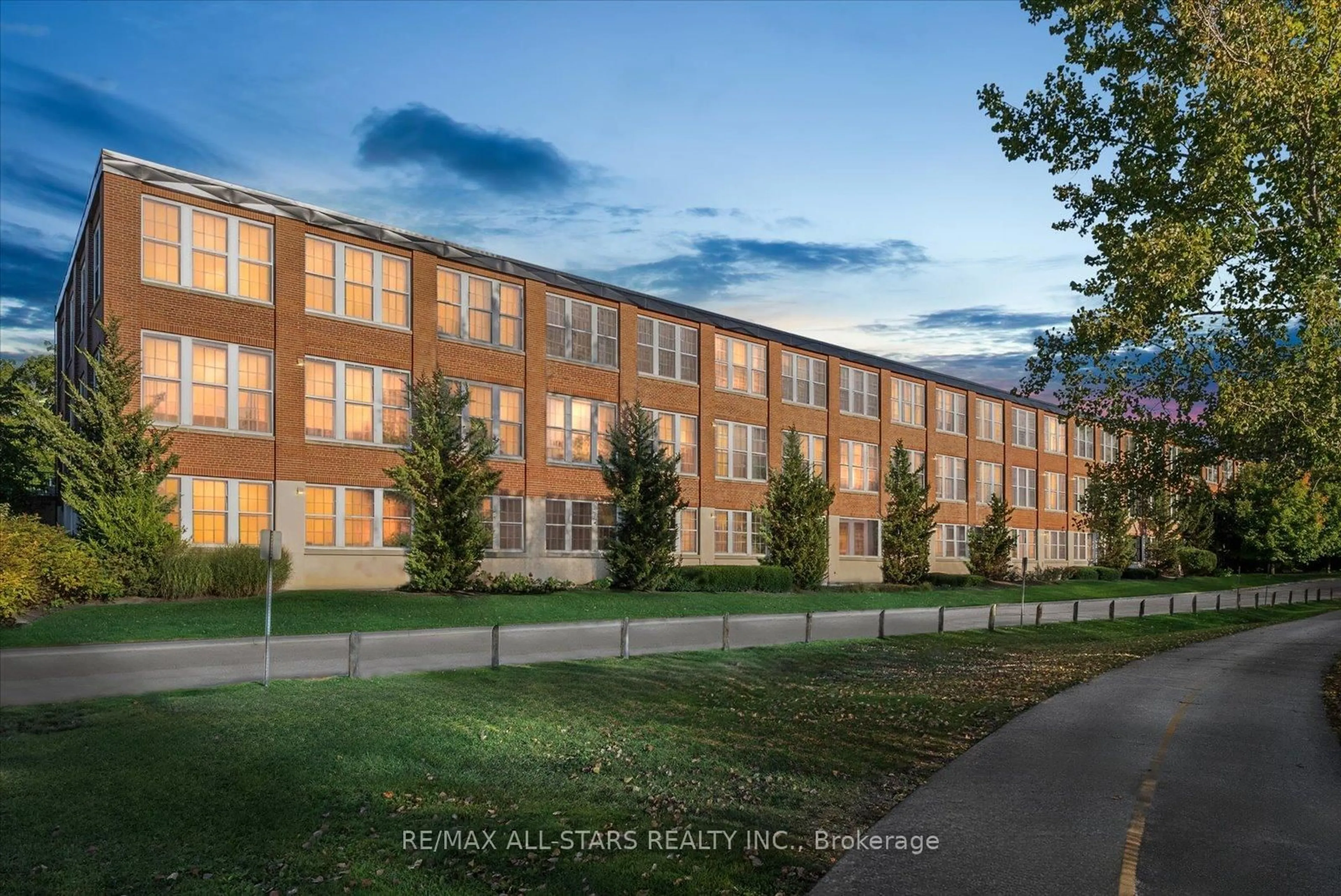 Blurry image for 543 Timothy St #113, Newmarket Ontario L3Y 1R1