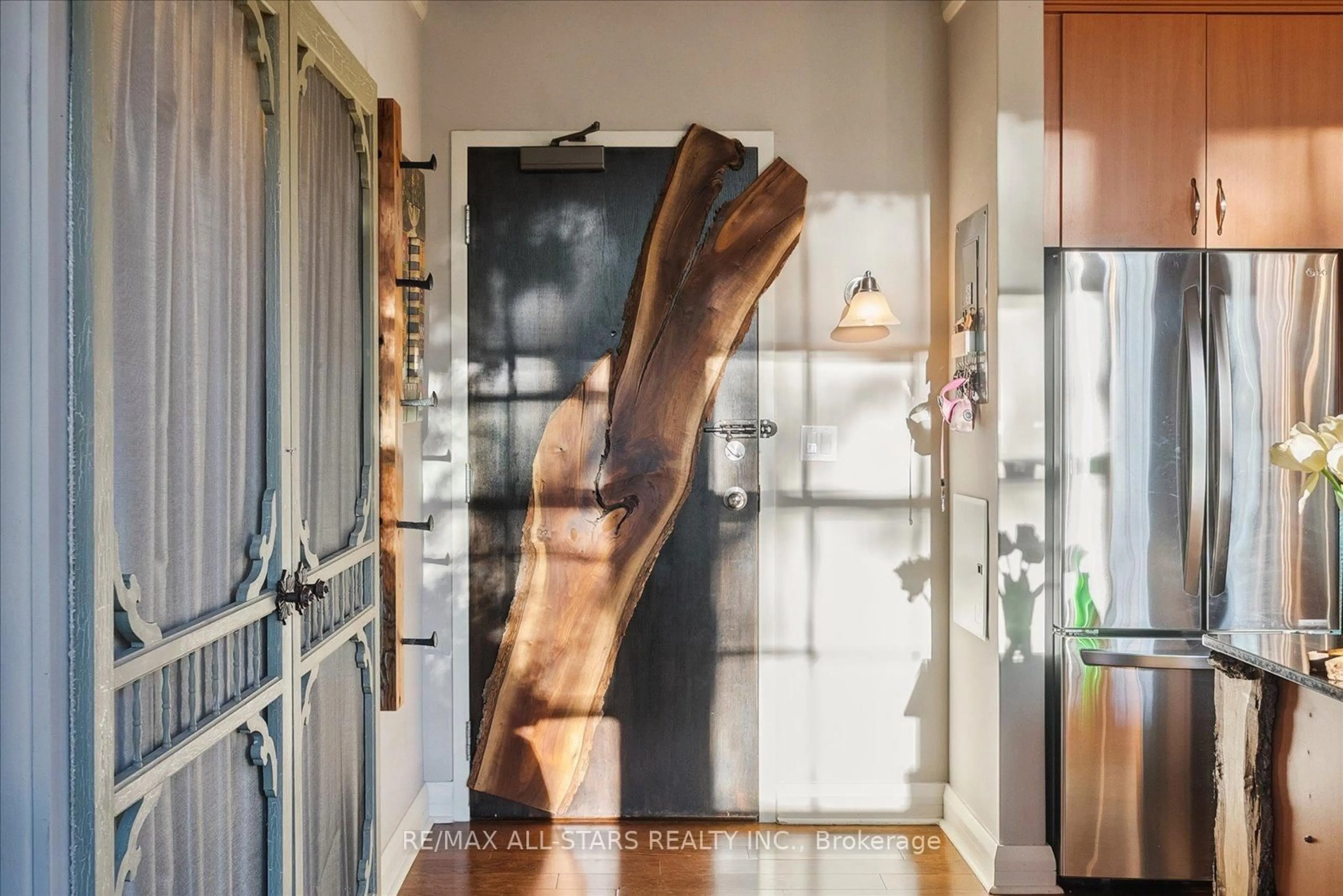 Indoor entryway for 543 Timothy St #113, Newmarket Ontario L3Y 1R1