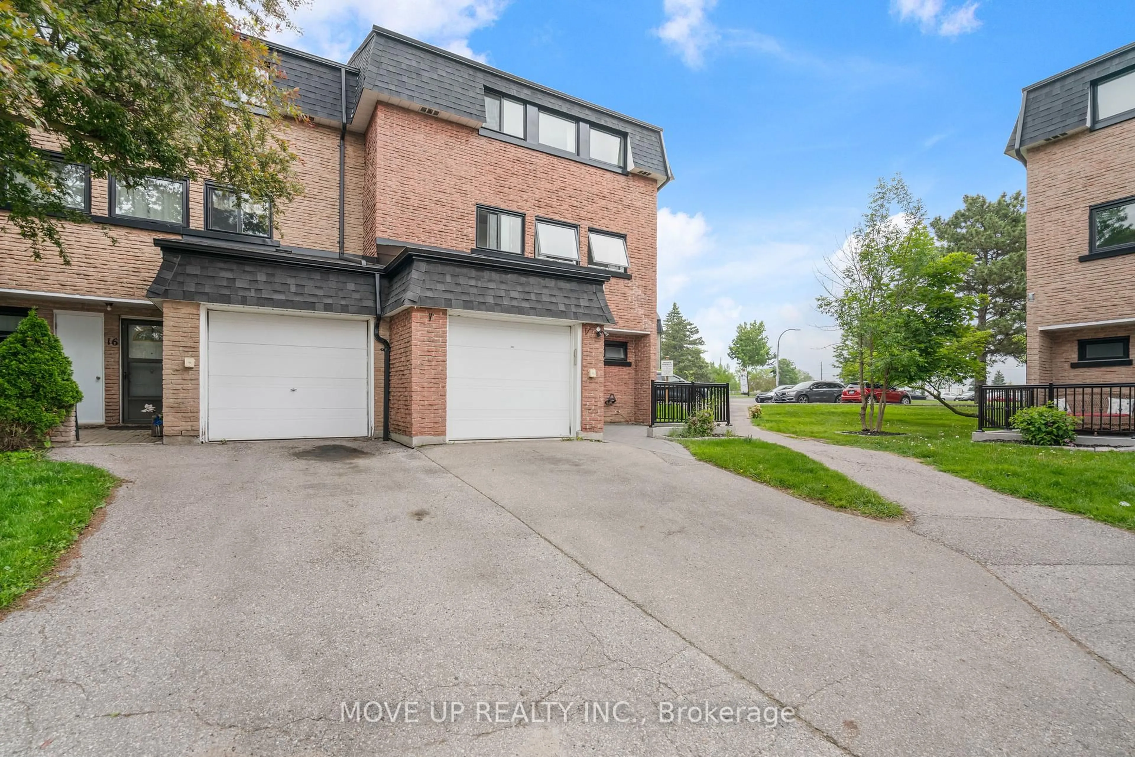 A pic from outside/outdoor area/front of a property/back of a property/a pic from drone, street for 14 Poplar Cres, Aurora Ontario L4G 3L3
