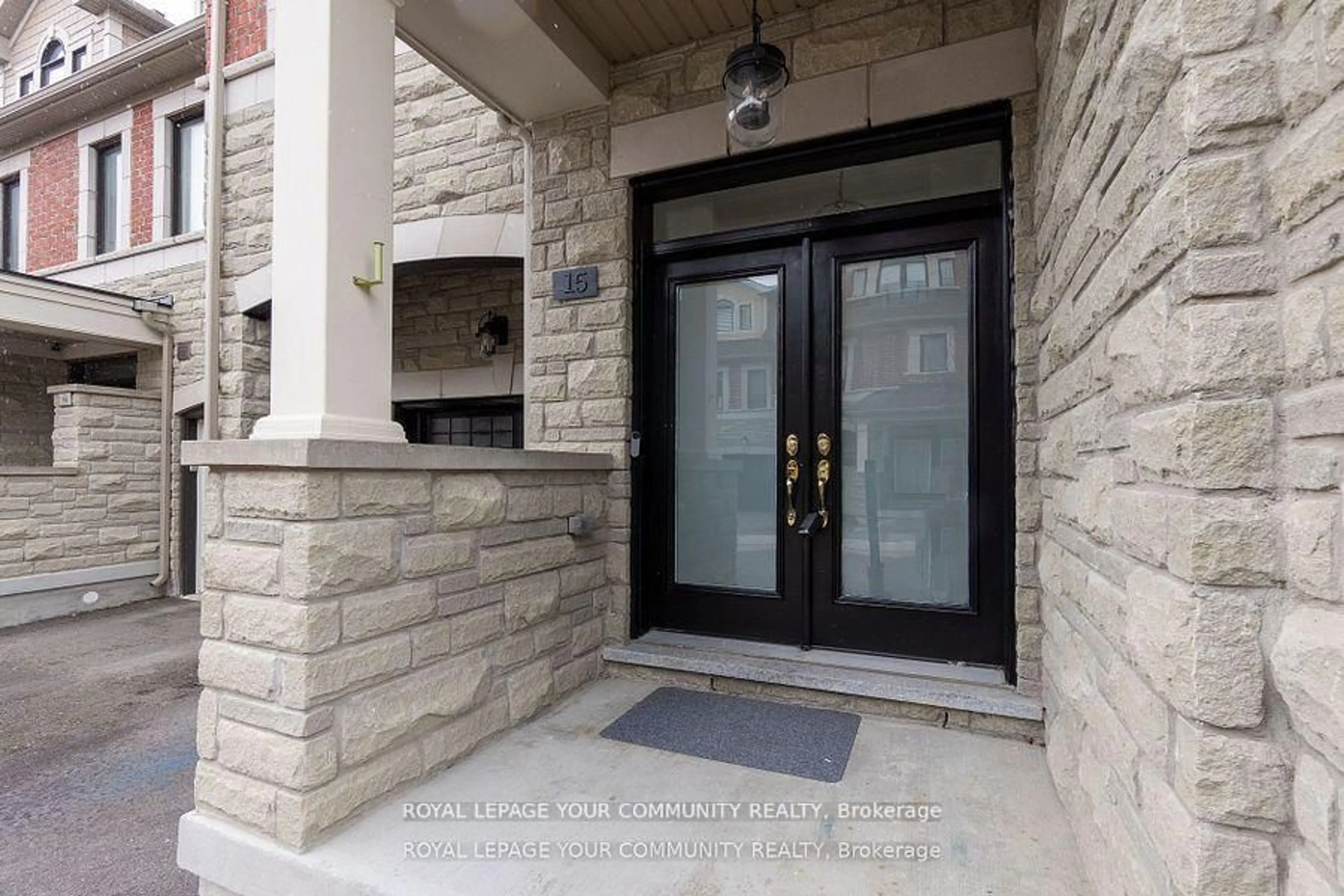 Indoor entryway for 15 Hiawatha Crt, Vaughan Ontario L4L 0J2