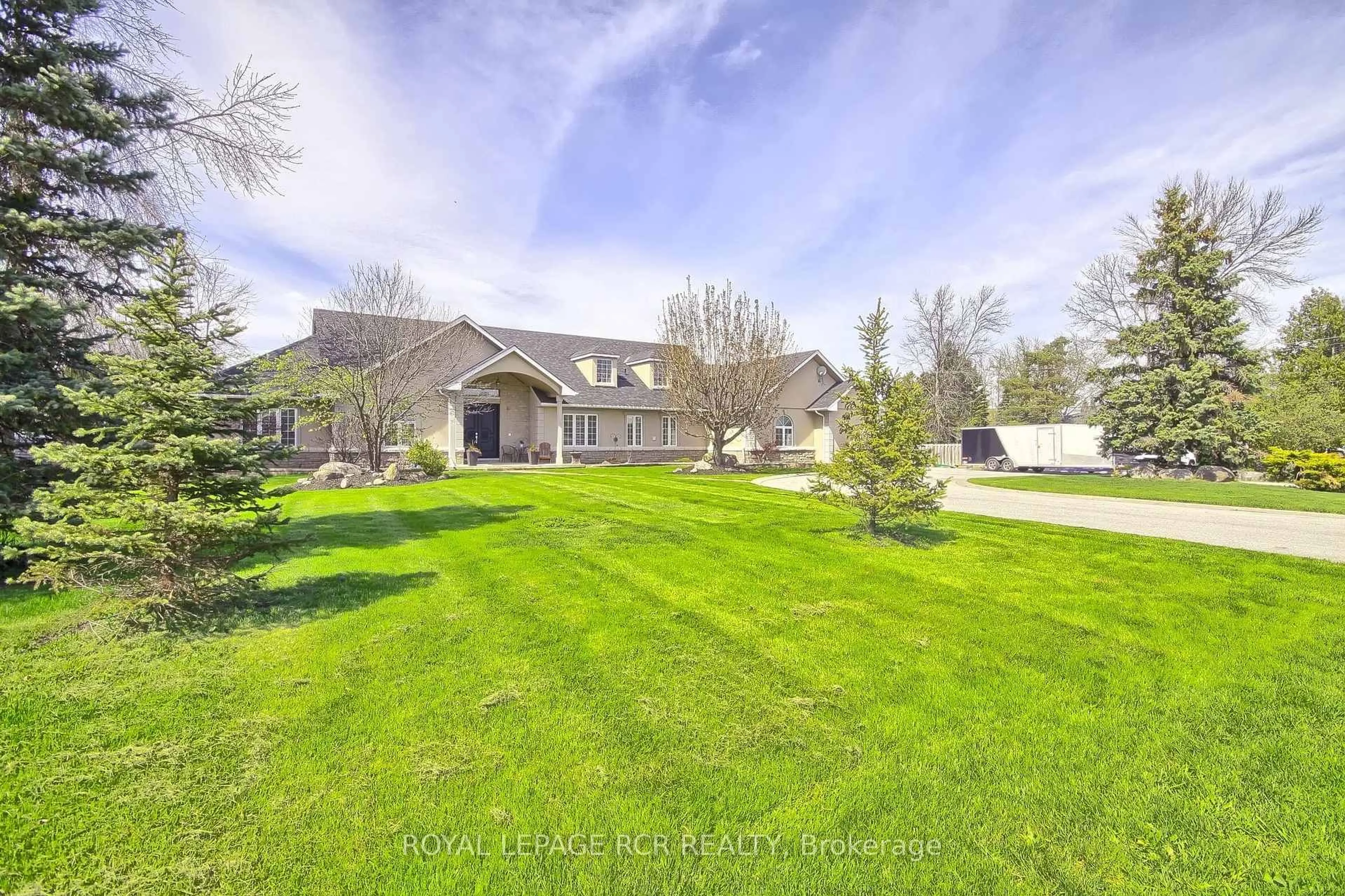 A pic from outside/outdoor area/front of a property/back of a property/a pic from drone, unknown for 1288 Shore Acres Dr, Innisfil Ontario L0L 1R0