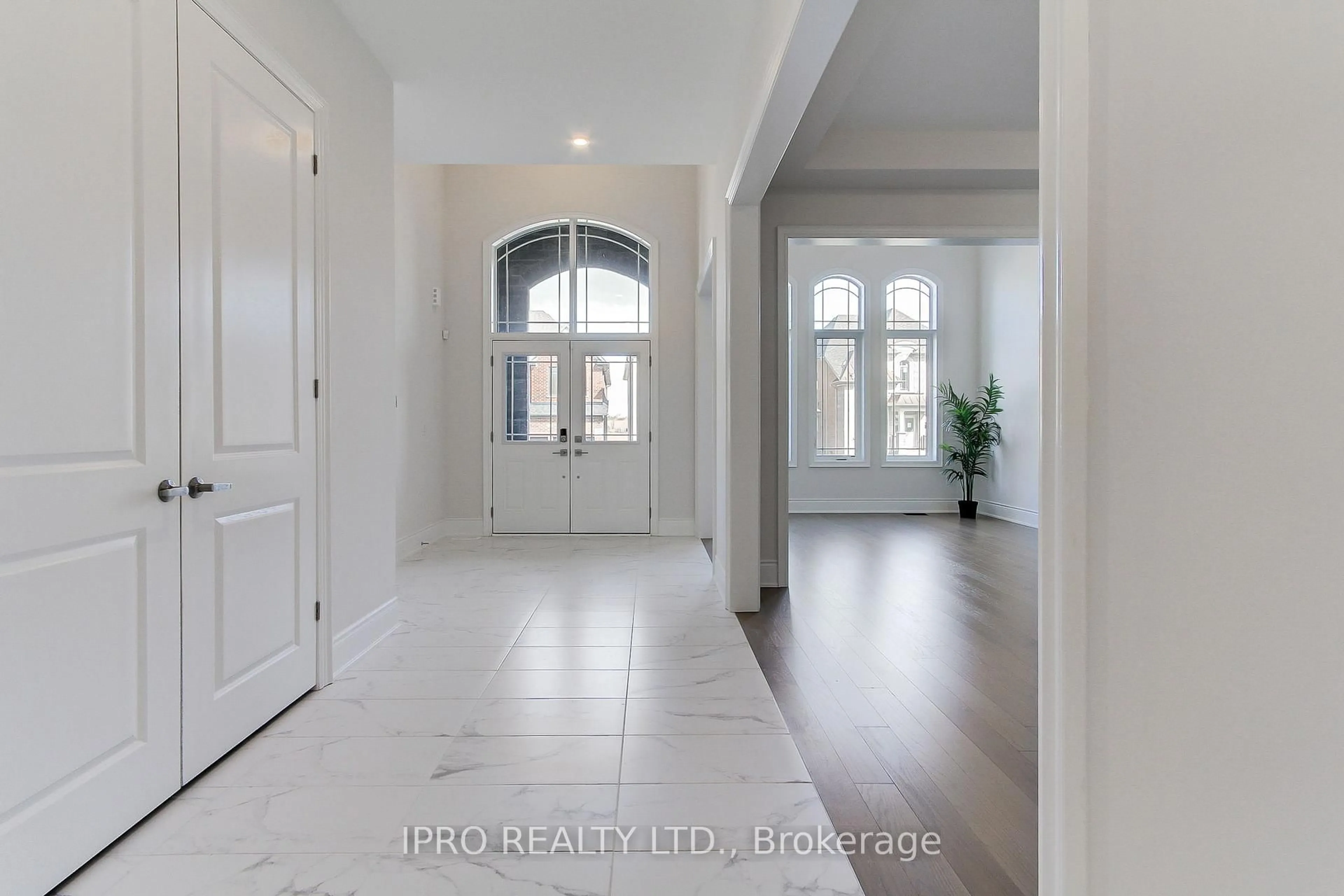 Indoor entryway for 19 Plank Rd, Bradford West Gwillimbury Ontario L3Z 4N3
