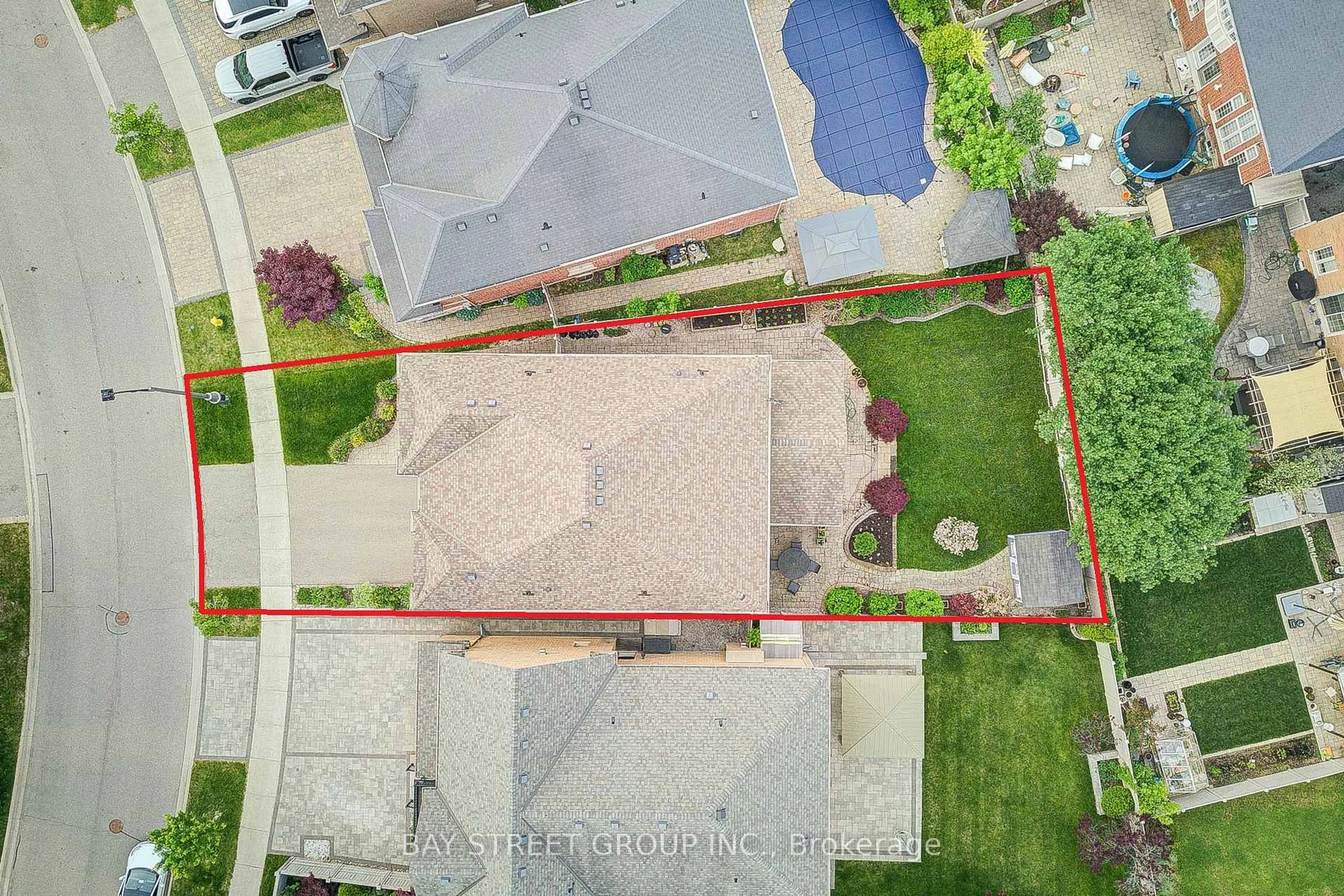 A pic from outside/outdoor area/front of a property/back of a property/a pic from drone, street for 243 Israel Zilber Dr, Vaughan Ontario L6A 0L5