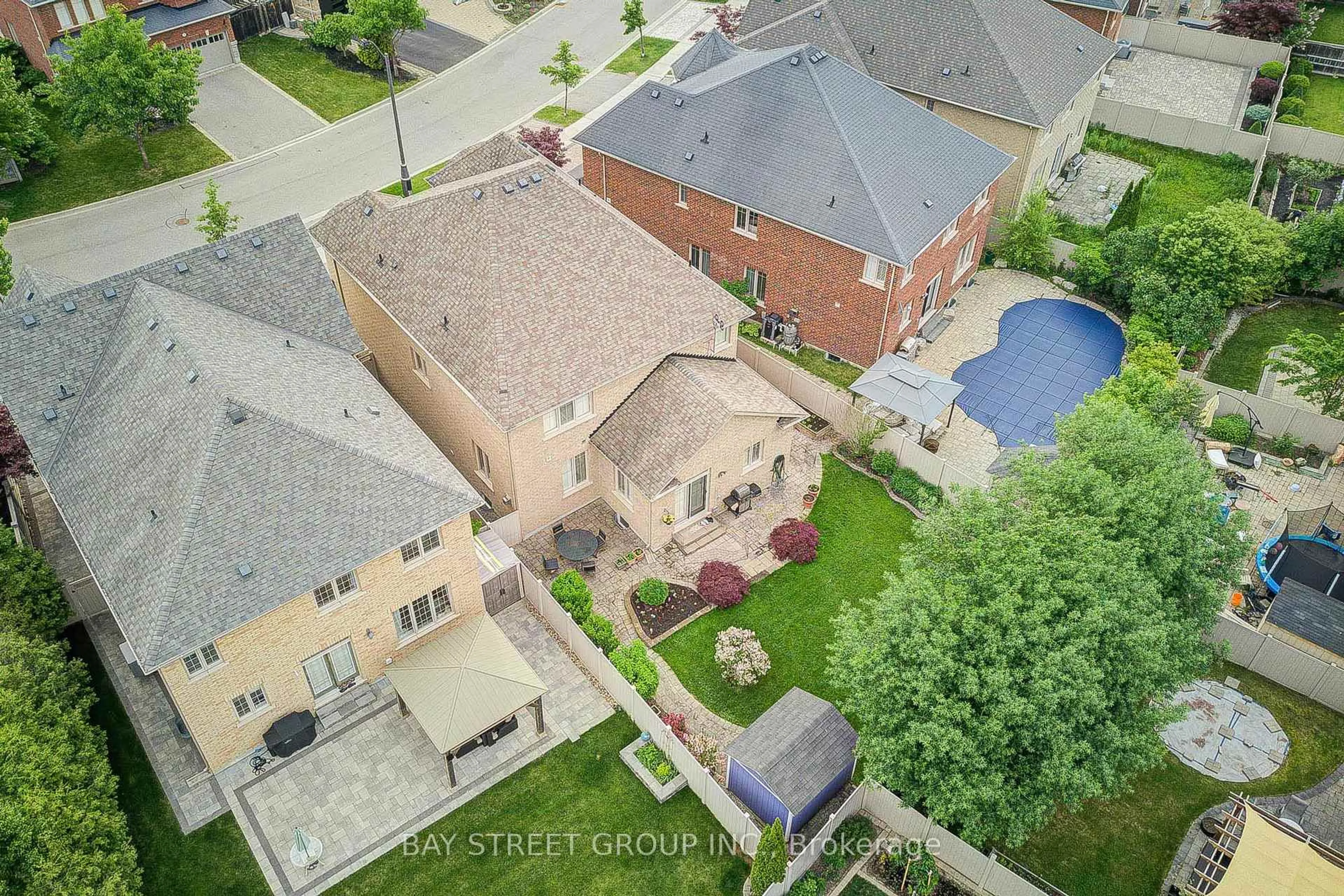 A pic from outside/outdoor area/front of a property/back of a property/a pic from drone, street for 243 Israel Zilber Dr, Vaughan Ontario L6A 0L5