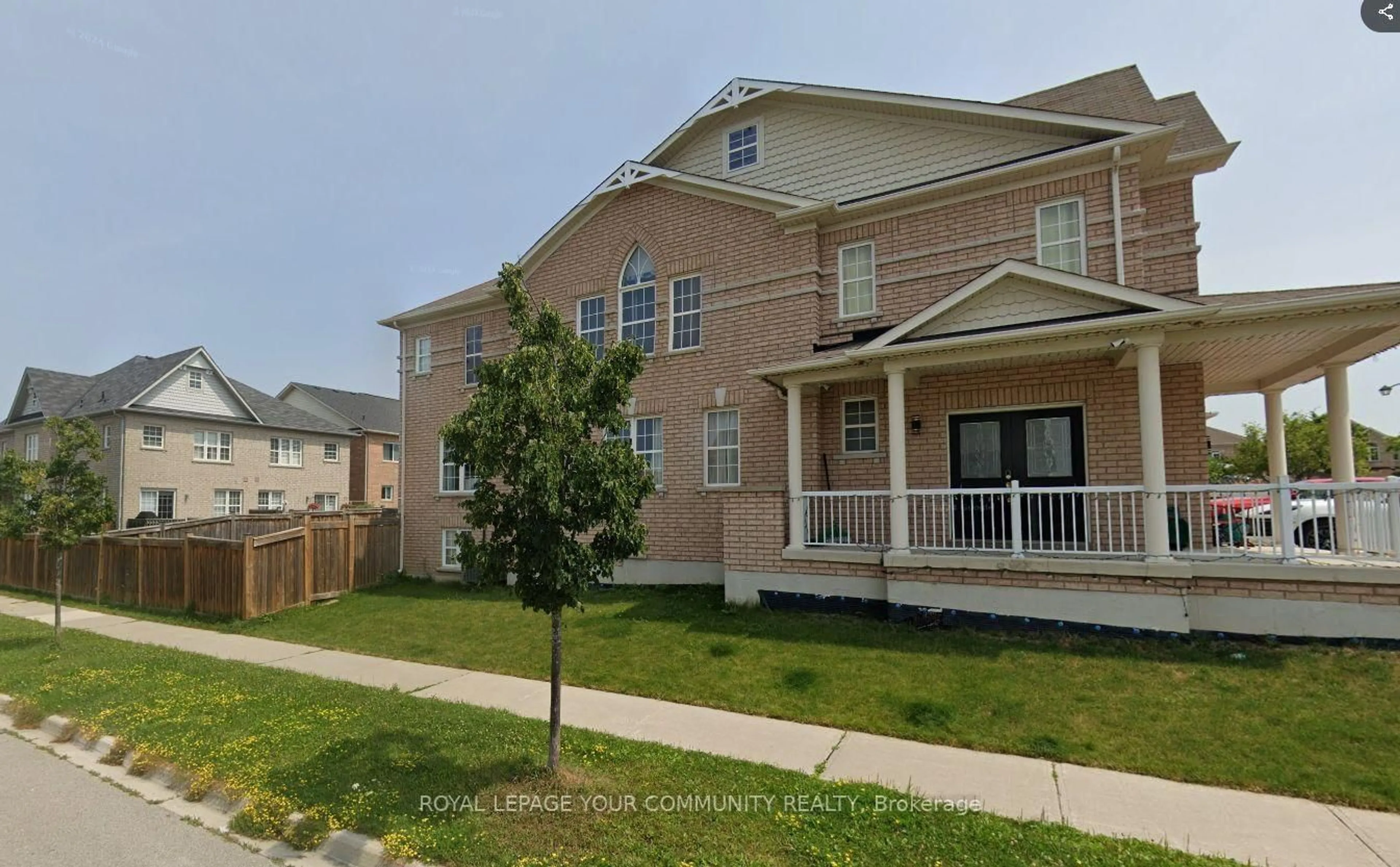 Home with vinyl exterior material, street for 2 Herefordshire Cres, Newmarket Ontario L9N 0B4