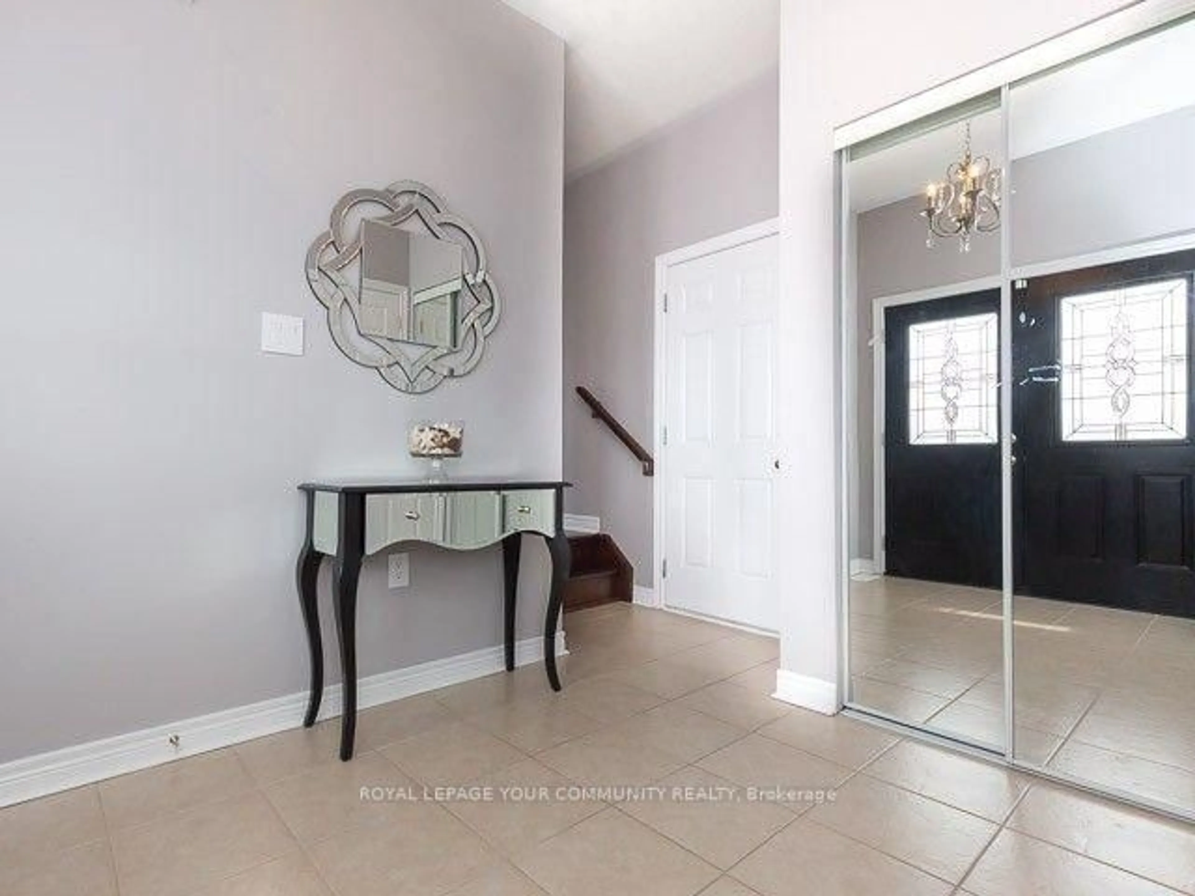 Indoor entryway for 2 Herefordshire Cres, Newmarket Ontario L9N 0B4