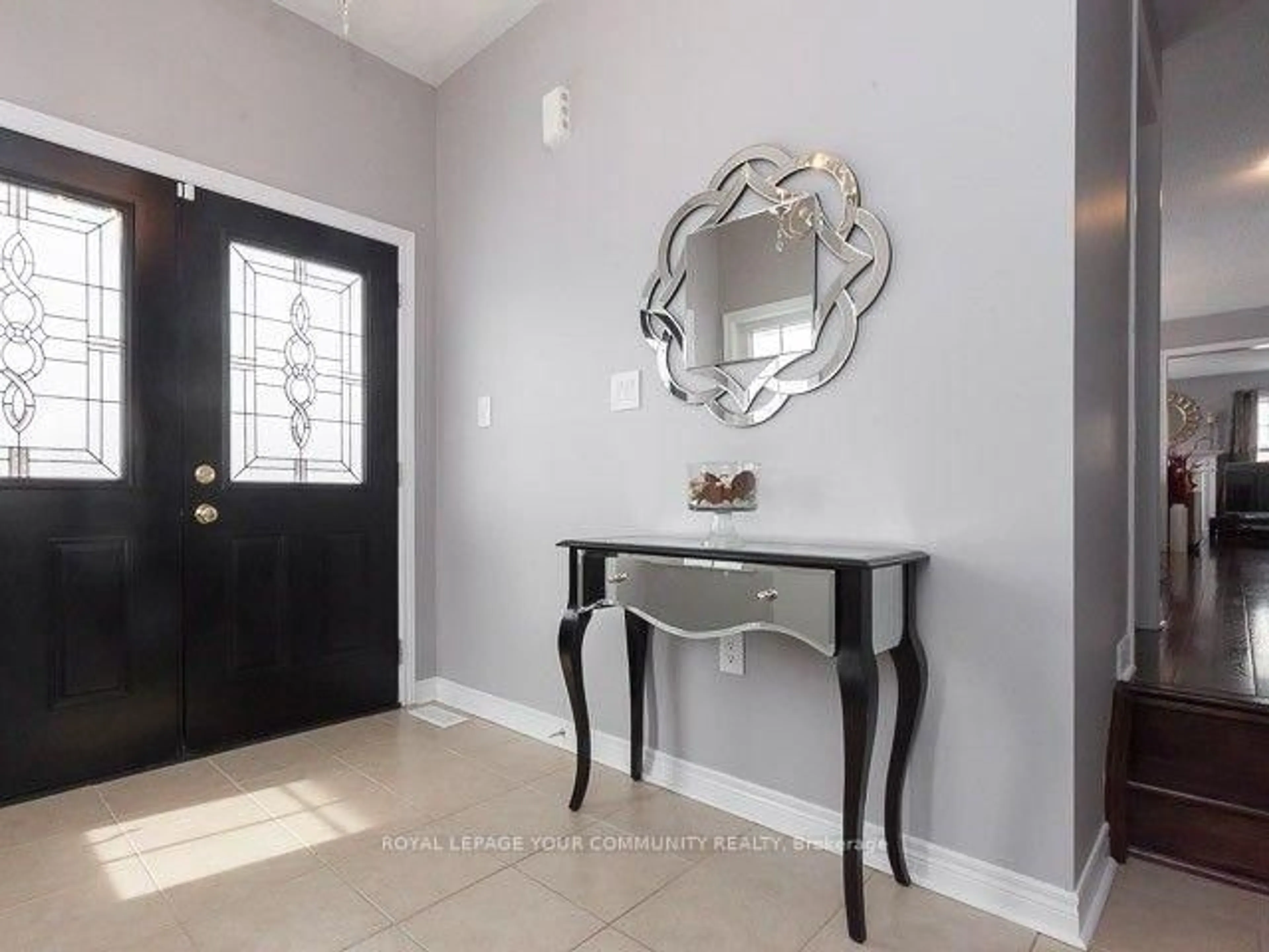 Indoor entryway for 2 Herefordshire Cres, Newmarket Ontario L9N 0B4