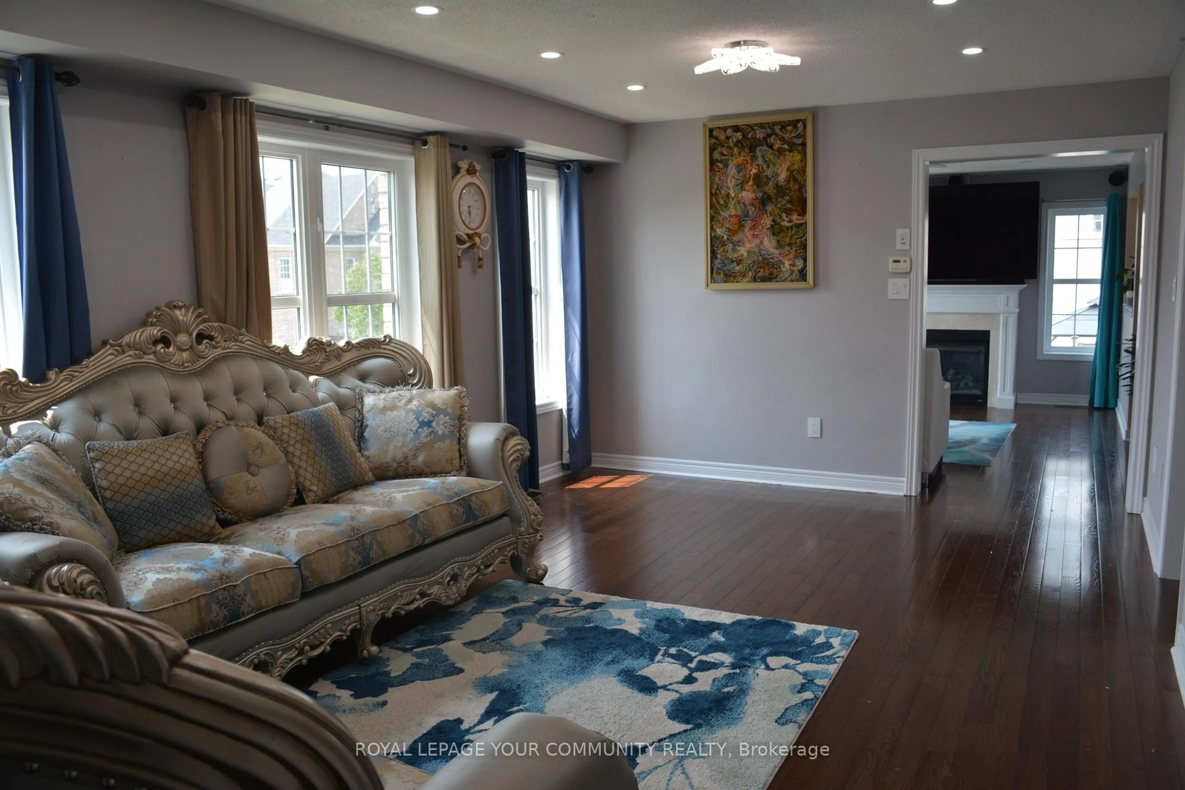 Living room with furniture, unknown for 2 Herefordshire Cres, Newmarket Ontario L9N 0B4