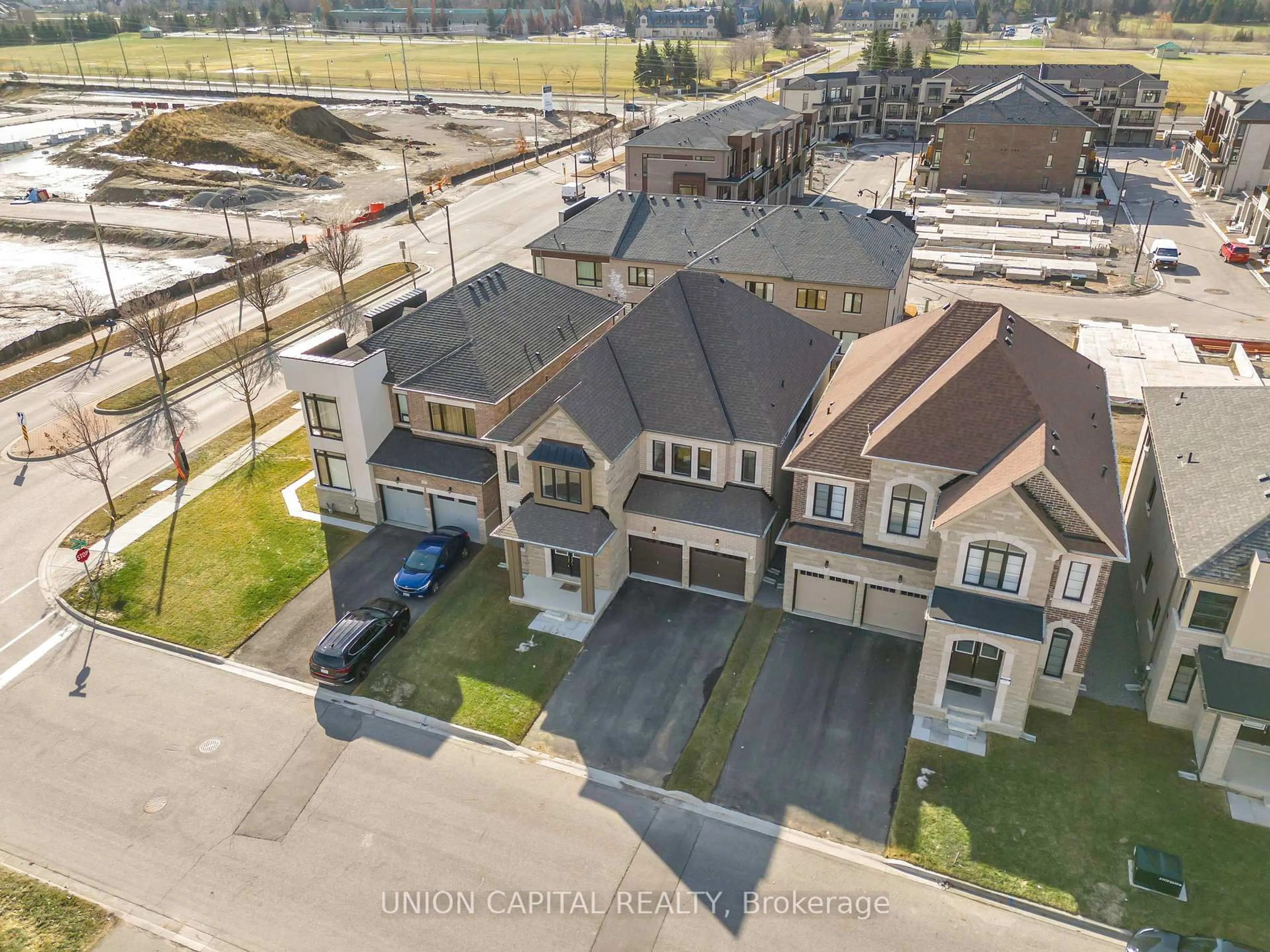 A pic from outside/outdoor area/front of a property/back of a property/a pic from drone, street for 123 Halldorson Ave, Aurora Ontario L4G 7B6