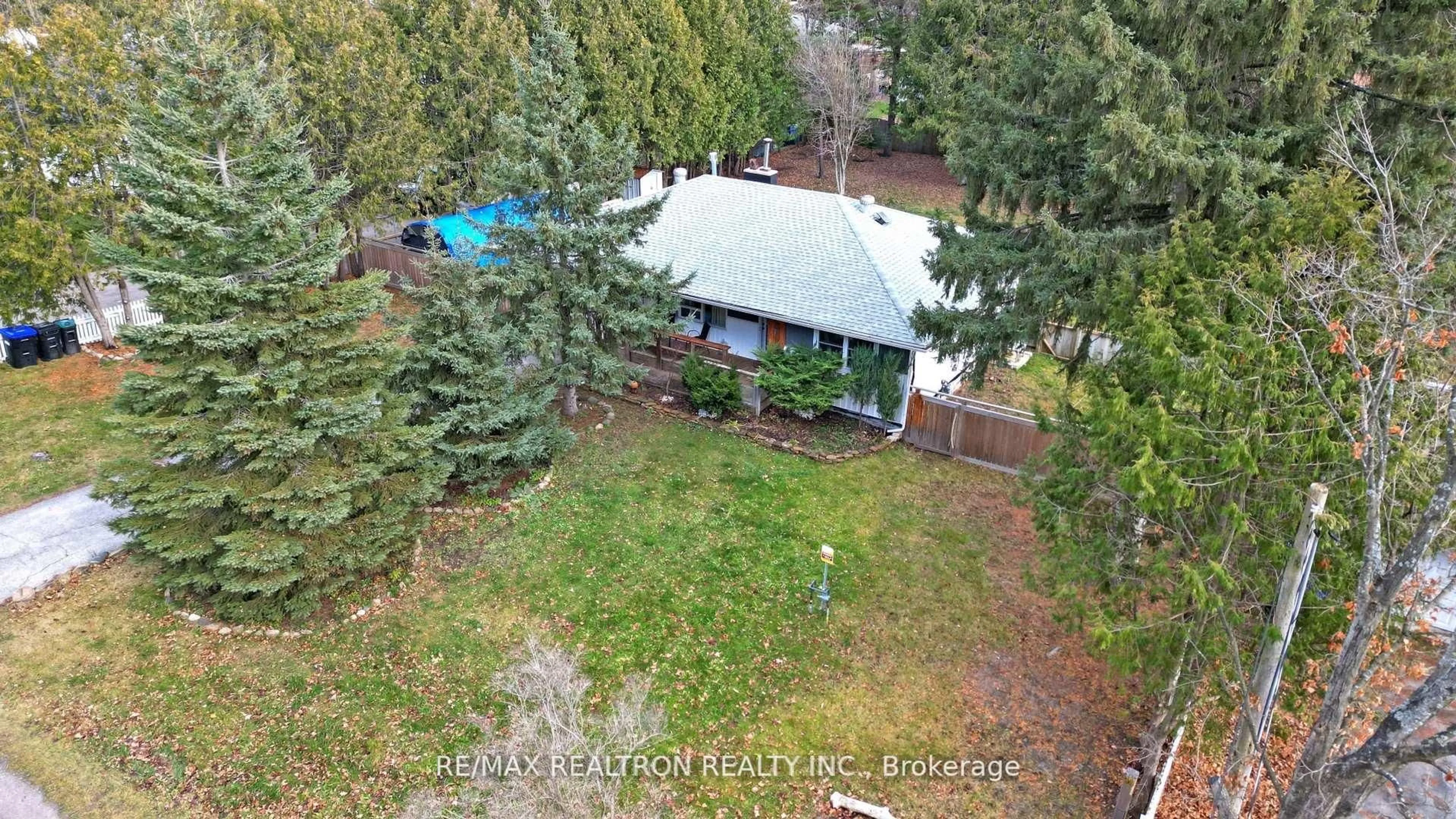 A pic from outside/outdoor area/front of a property/back of a property/a pic from drone, unknown for 2807 25th Sdrd, Innisfil Ontario L9S 3T2