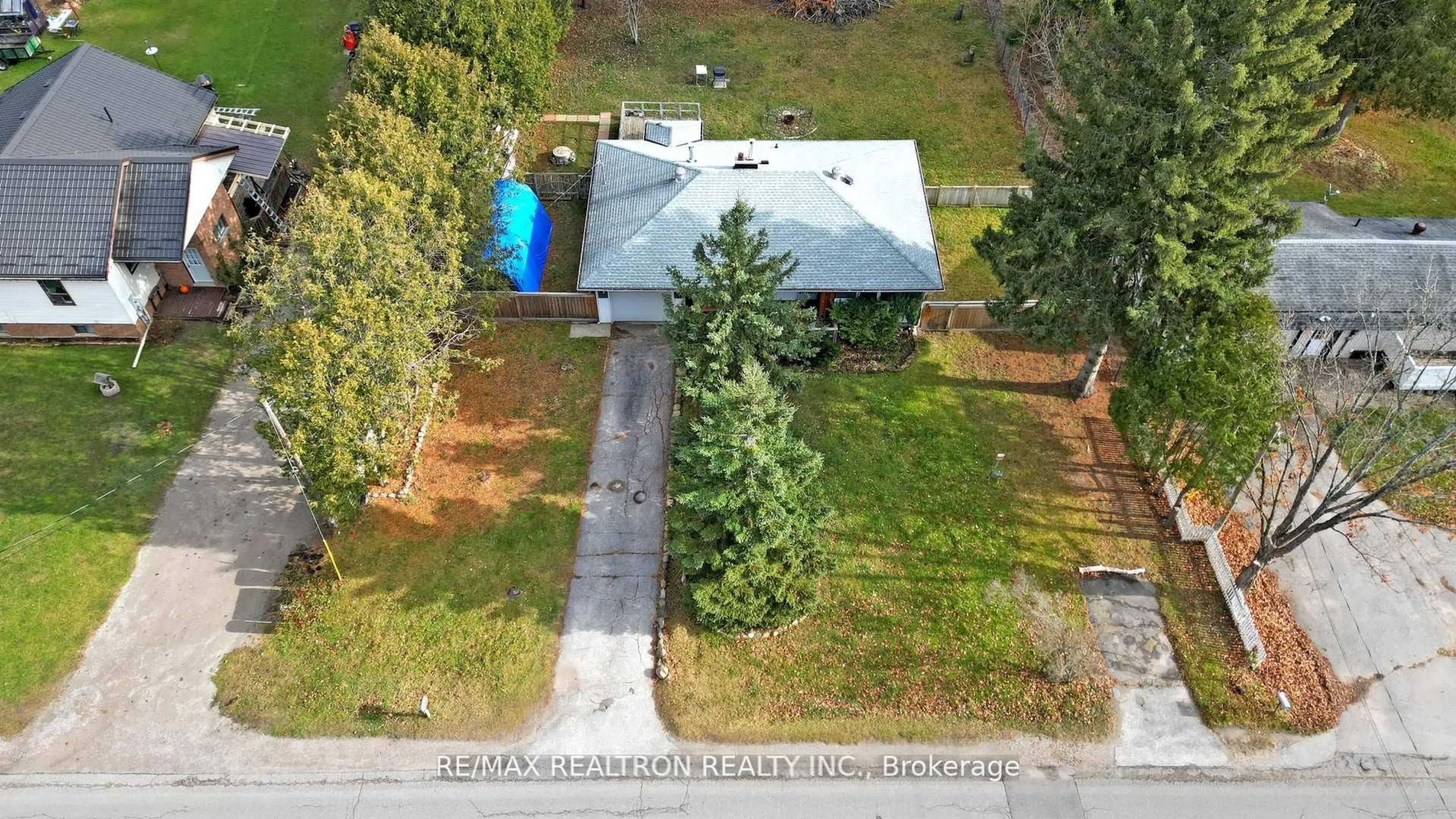 A pic from outside/outdoor area/front of a property/back of a property/a pic from drone, street for 2807 25th Sdrd, Innisfil Ontario L9S 3T2