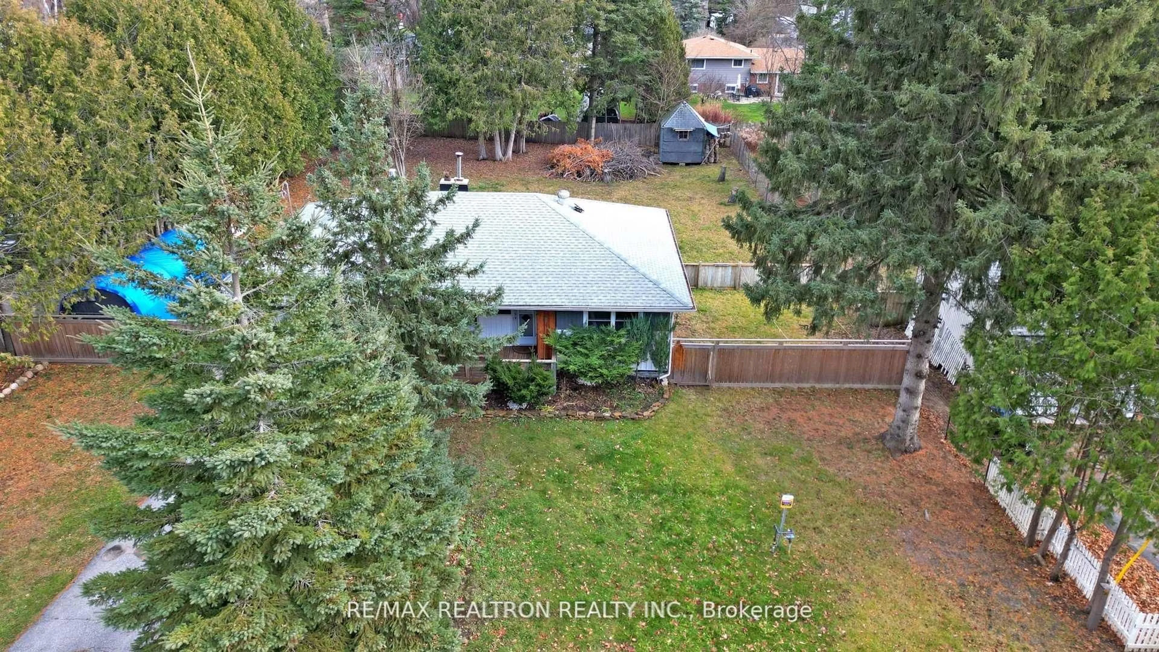 A pic from outside/outdoor area/front of a property/back of a property/a pic from drone, unknown for 2807 25th Sdrd, Innisfil Ontario L9S 3T2
