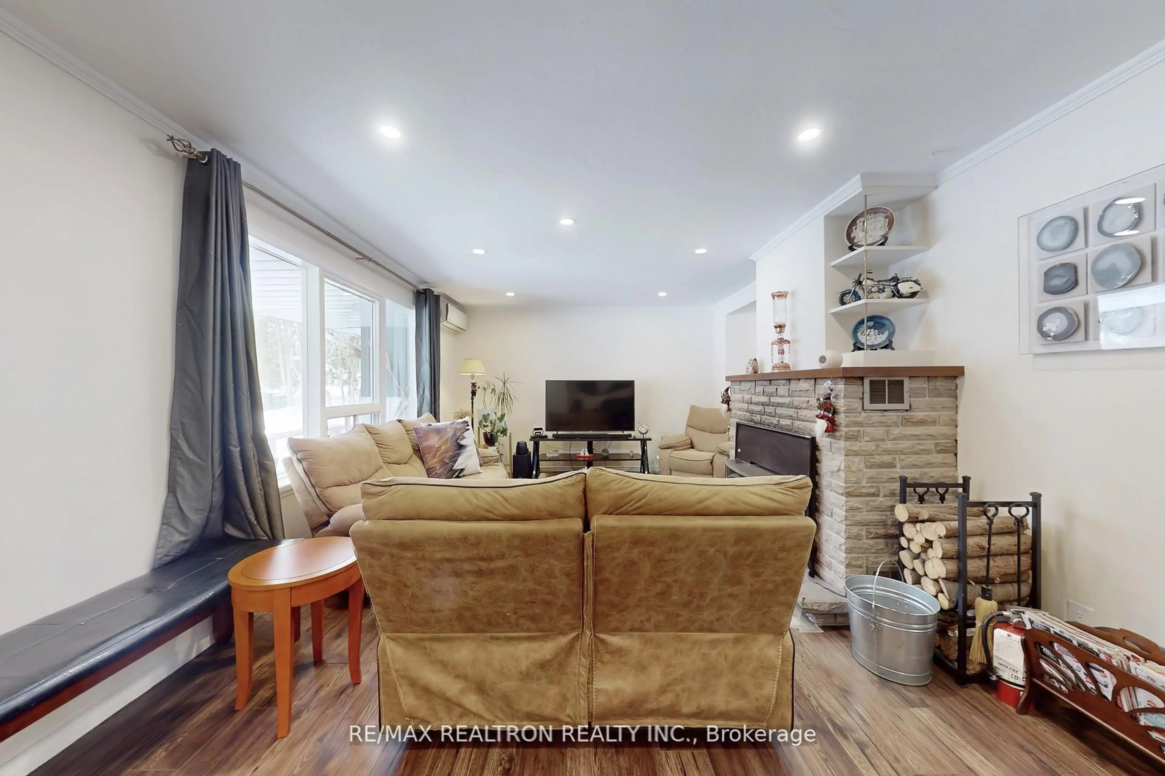 Living room with furniture, unknown for 2807 25th Sdrd, Innisfil Ontario L9S 3T2