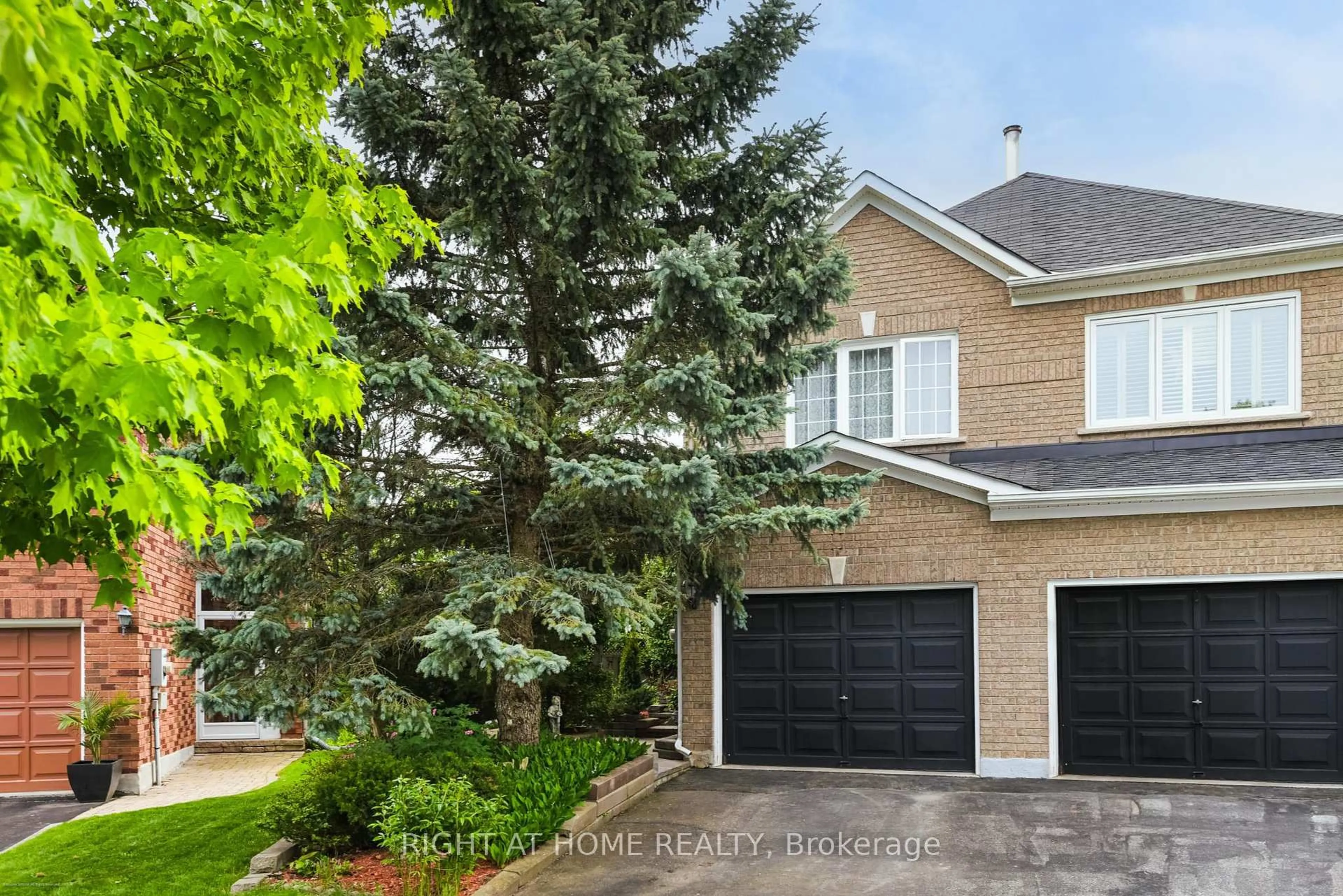 Home with brick exterior material, street for 28 Foxtail Rdge, Newmarket Ontario L3X 1Z6