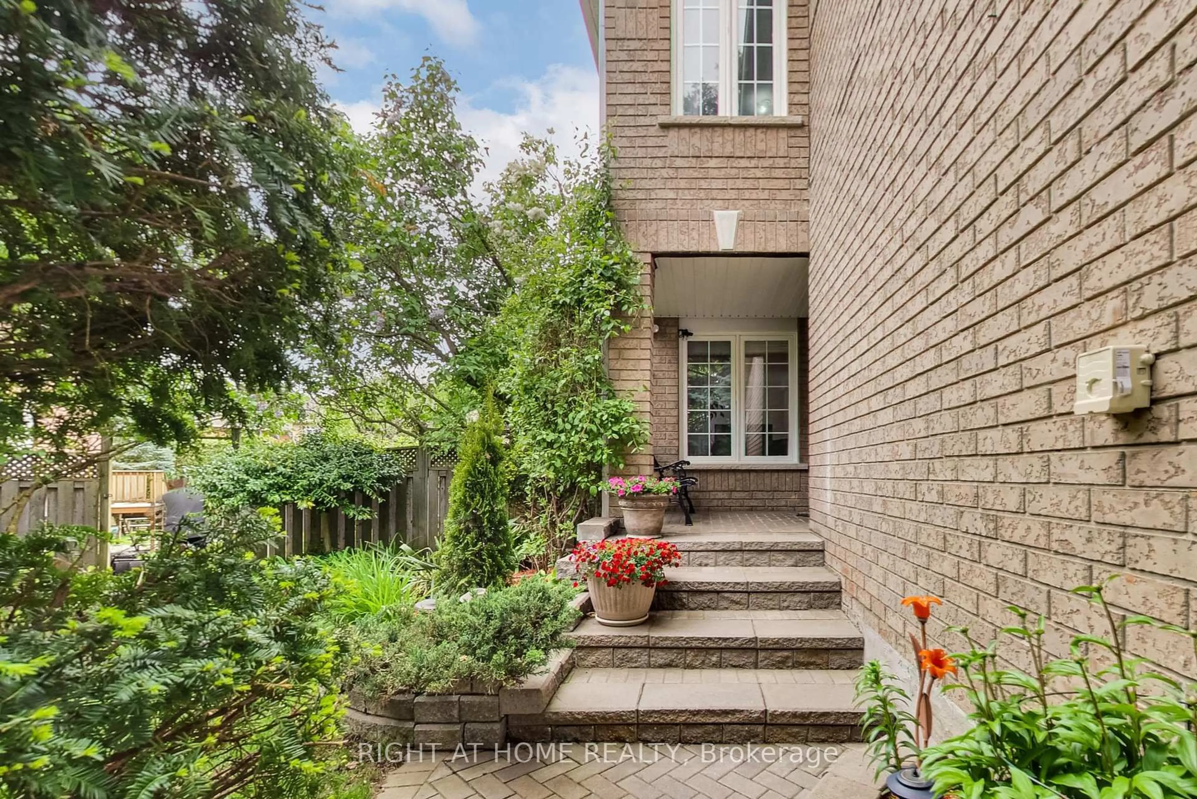 Unknown for 28 Foxtail Rdge, Newmarket Ontario L3X 1Z6