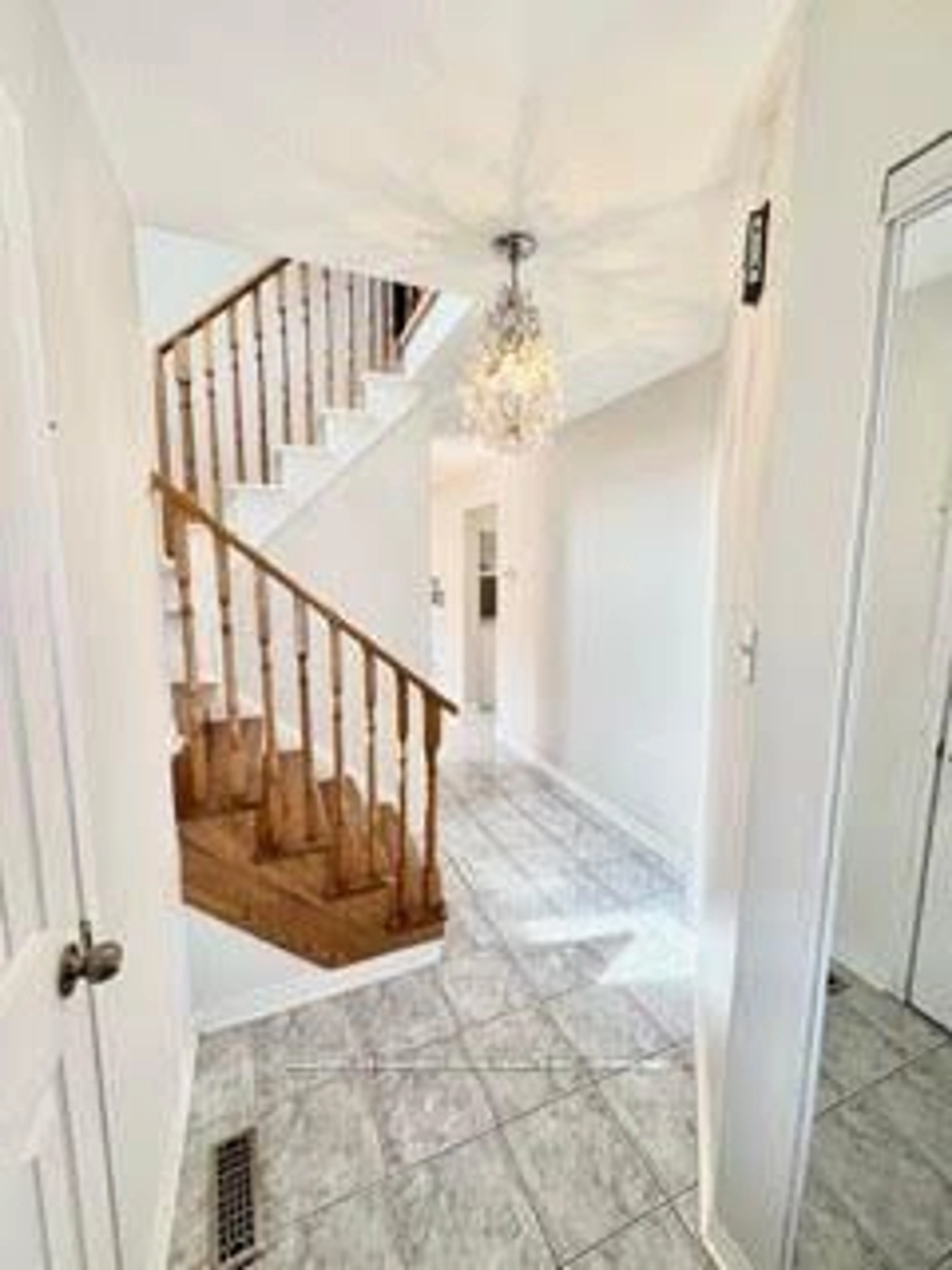 Indoor entryway for 128 Melville Ave, Vaughan Ontario L6A 1Y9