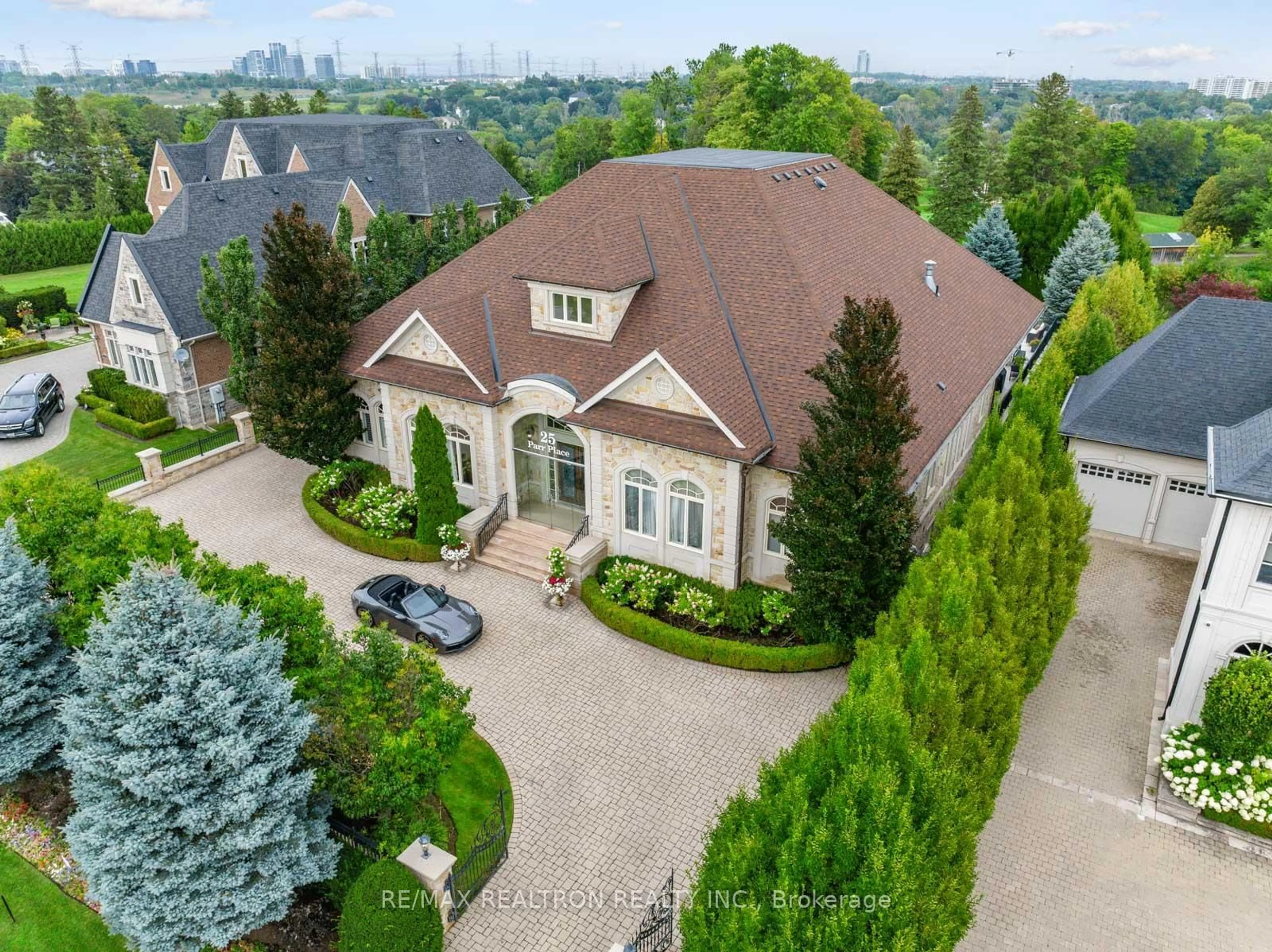 A pic from outside/outdoor area/front of a property/back of a property/a pic from drone, street for 25 Parr Pl, Vaughan Ontario L4J 8L1