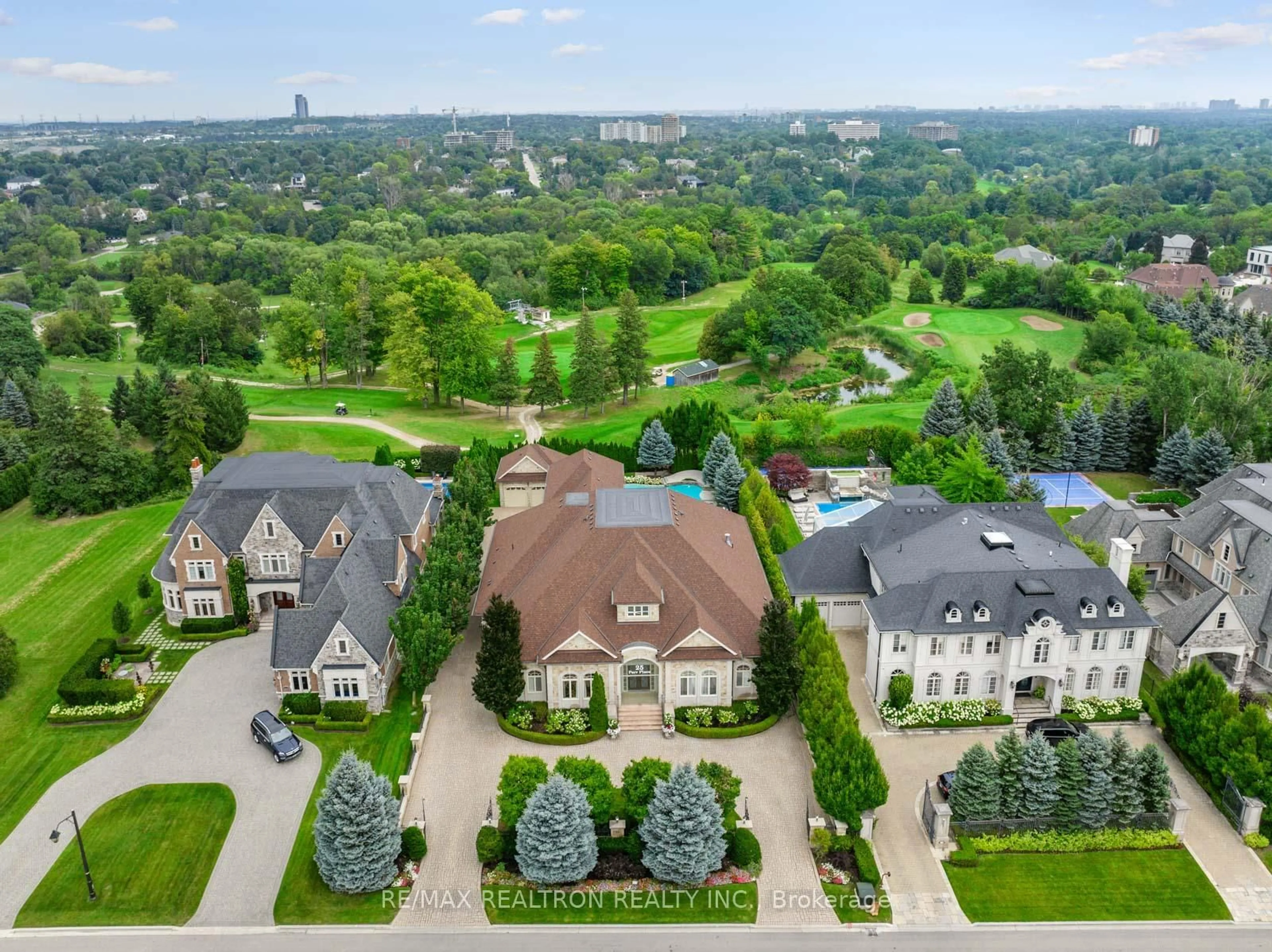 A pic from outside/outdoor area/front of a property/back of a property/a pic from drone, street for 25 Parr Pl, Vaughan Ontario L4J 8L1