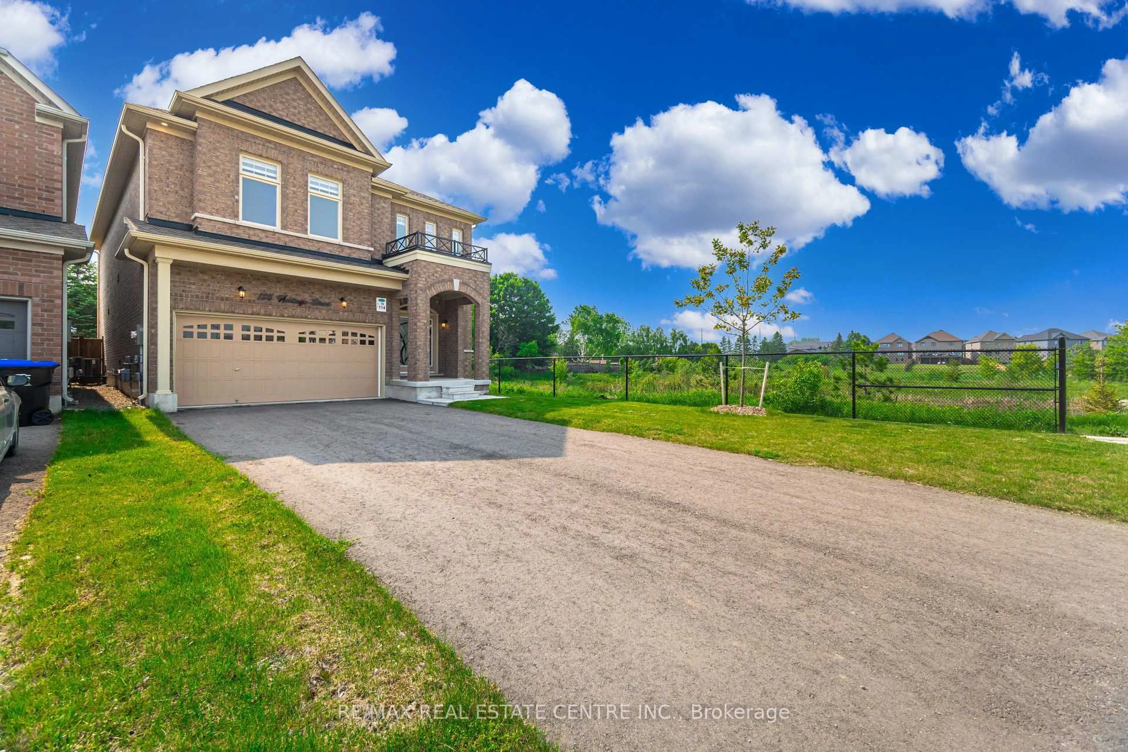 A pic from outside/outdoor area/front of a property/back of a property/a pic from drone, unknown for 114 Heritage St, Bradford West Gwillimbury Ontario L3Z 0X5