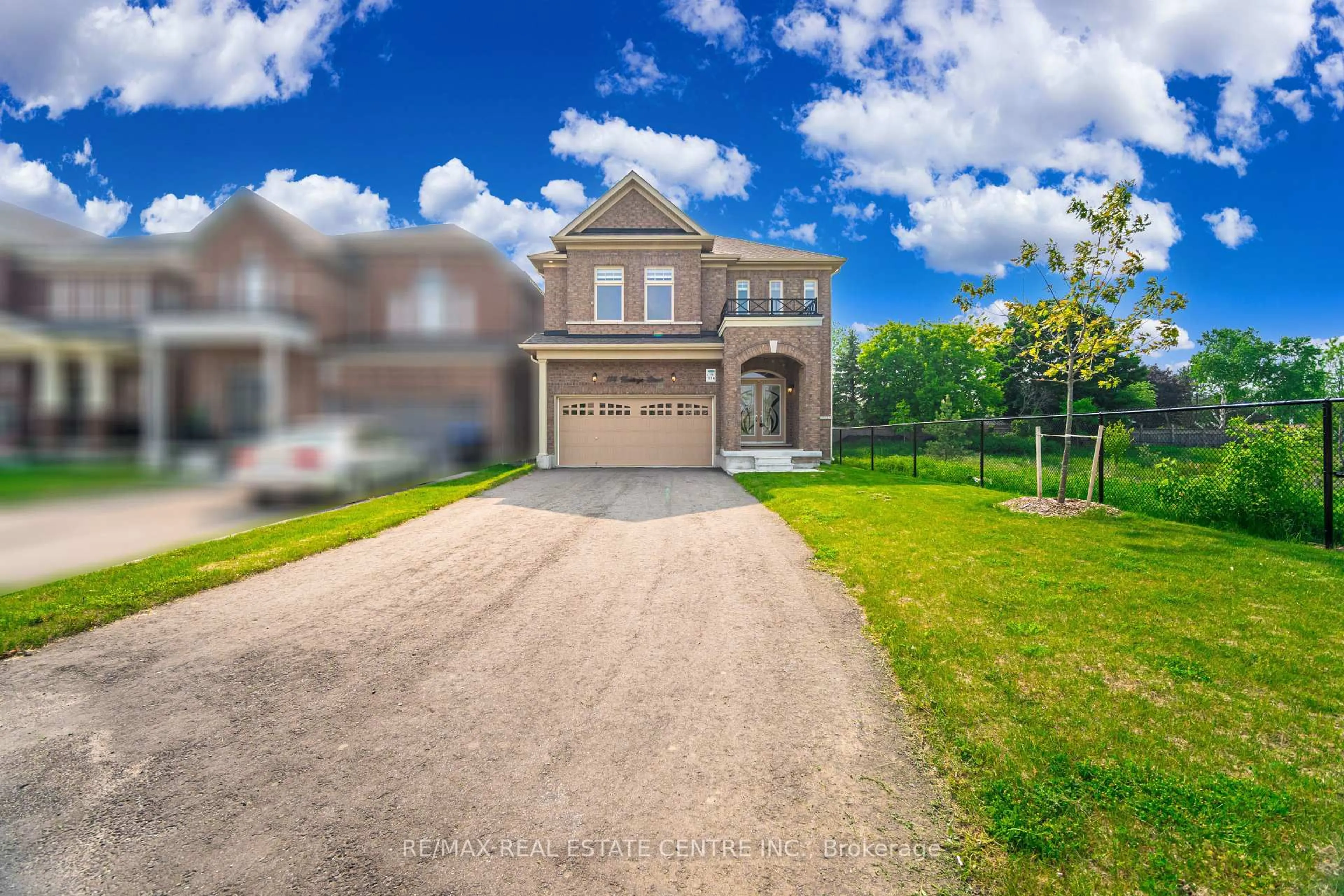 A pic from outside/outdoor area/front of a property/back of a property/a pic from drone, street for 114 Heritage St, Bradford West Gwillimbury Ontario L3Z 0X5