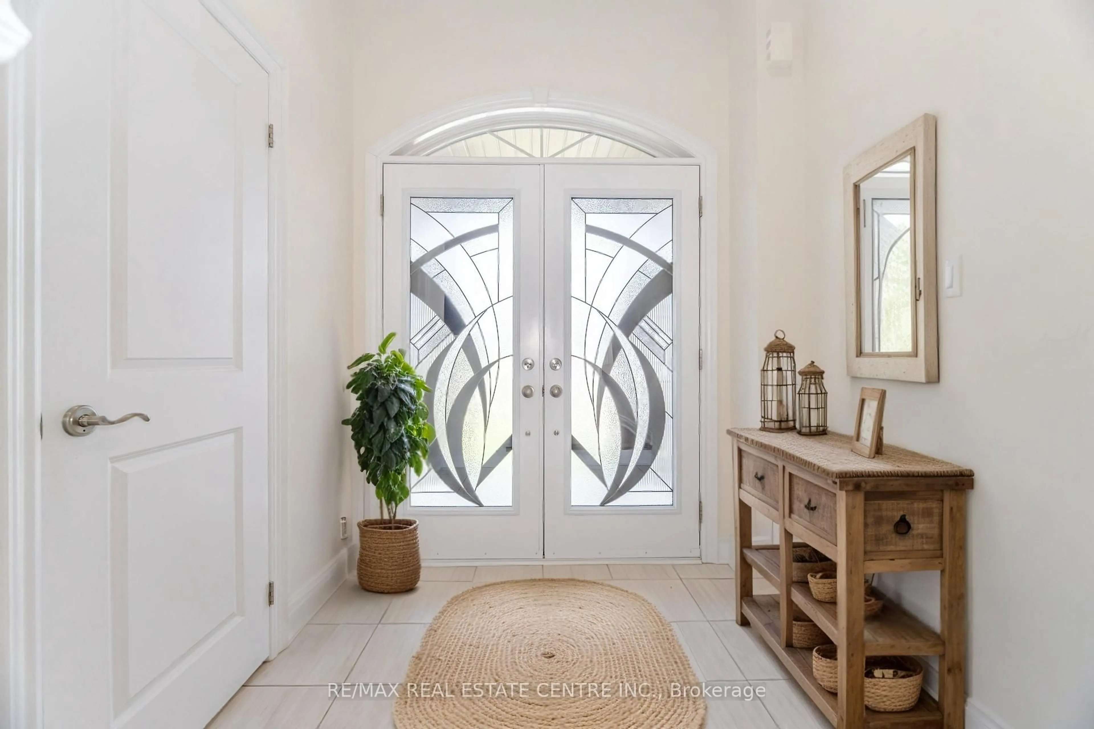 Indoor entryway for 114 Heritage St, Bradford West Gwillimbury Ontario L3Z 0X5