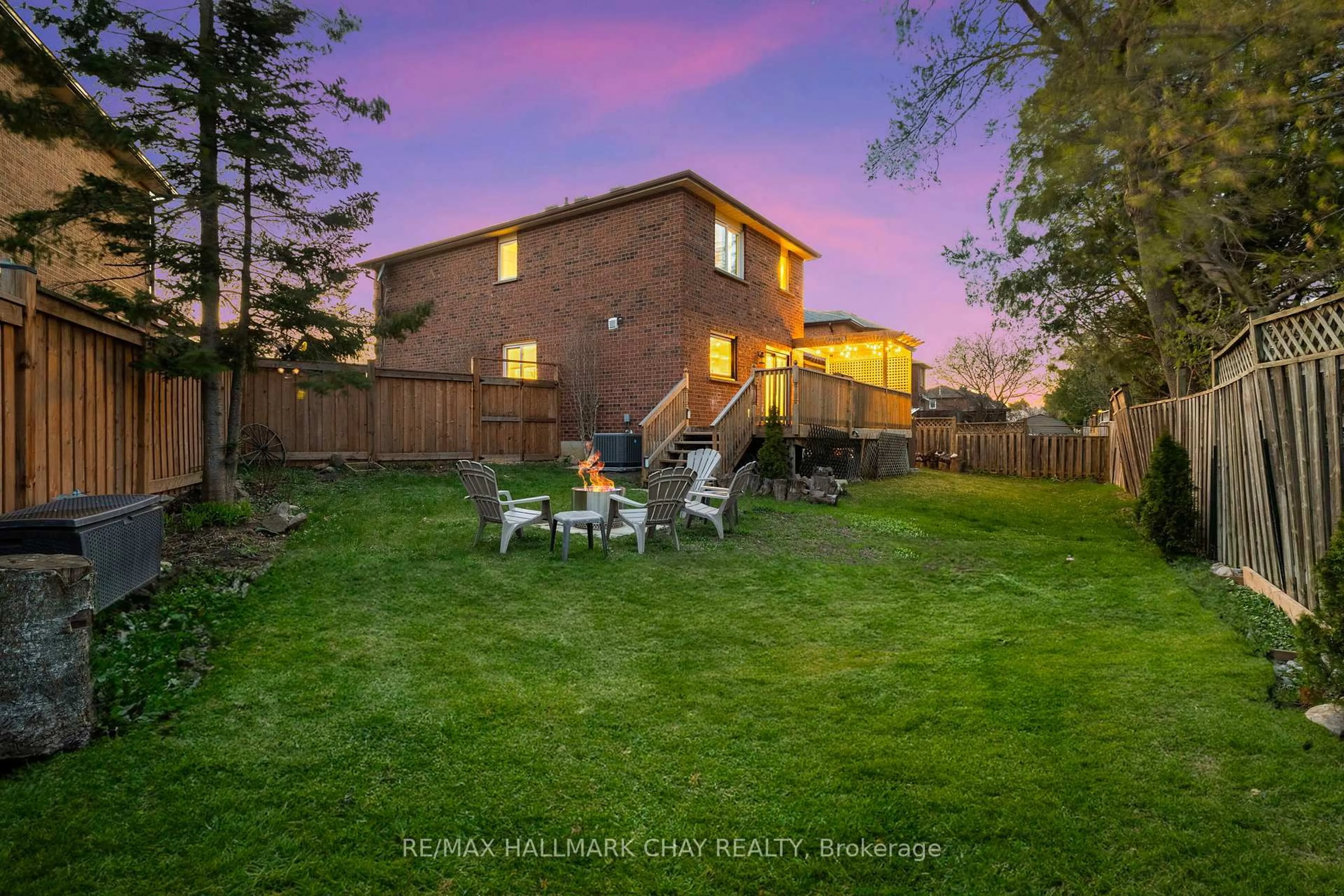 A pic from outside/outdoor area/front of a property/back of a property/a pic from drone, unknown for 103 Adam Pl, Newmarket Ontario L3Y 8C4