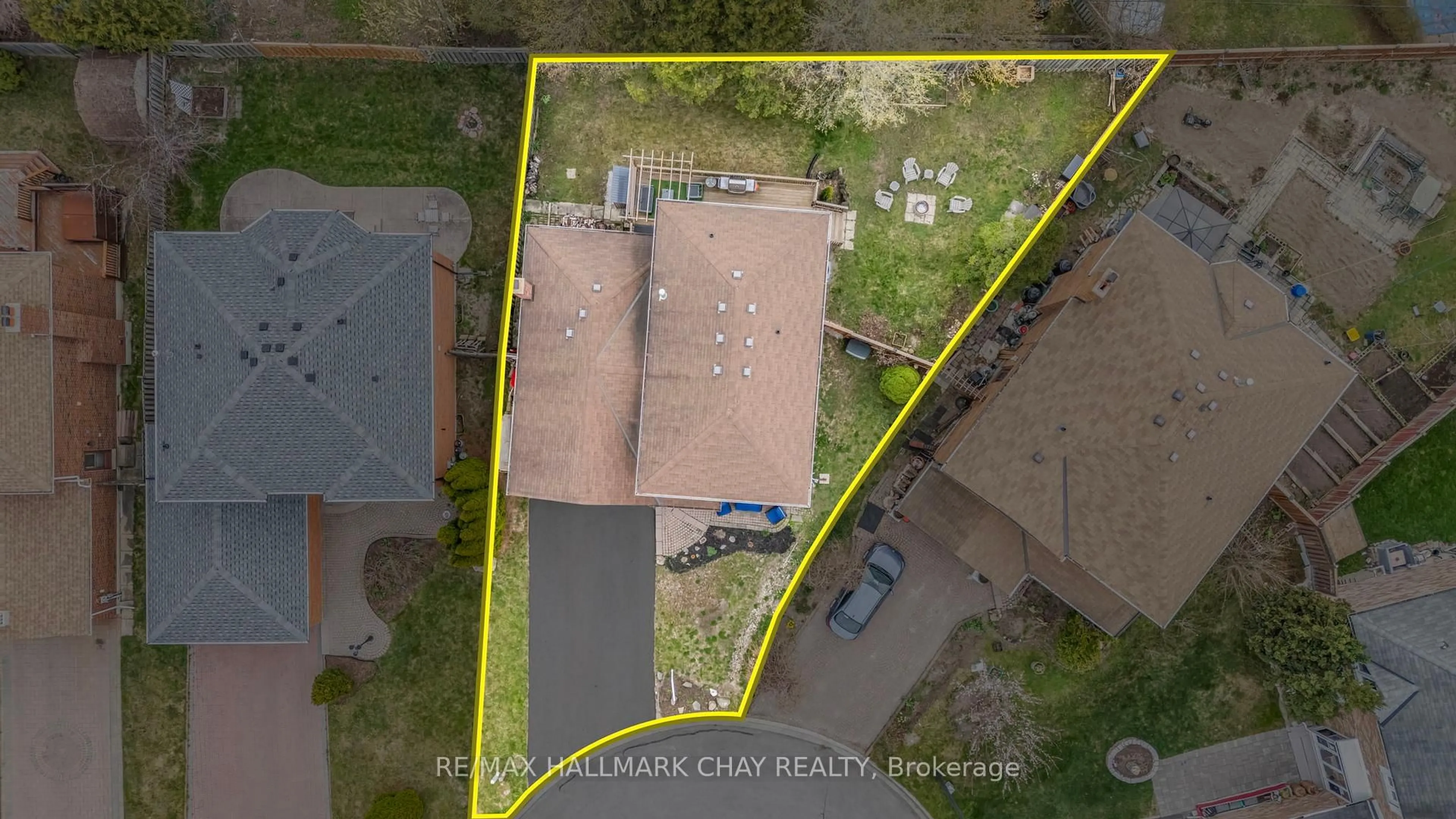 A pic from outside/outdoor area/front of a property/back of a property/a pic from drone, street for 103 Adam Pl, Newmarket Ontario L3Y 8C4