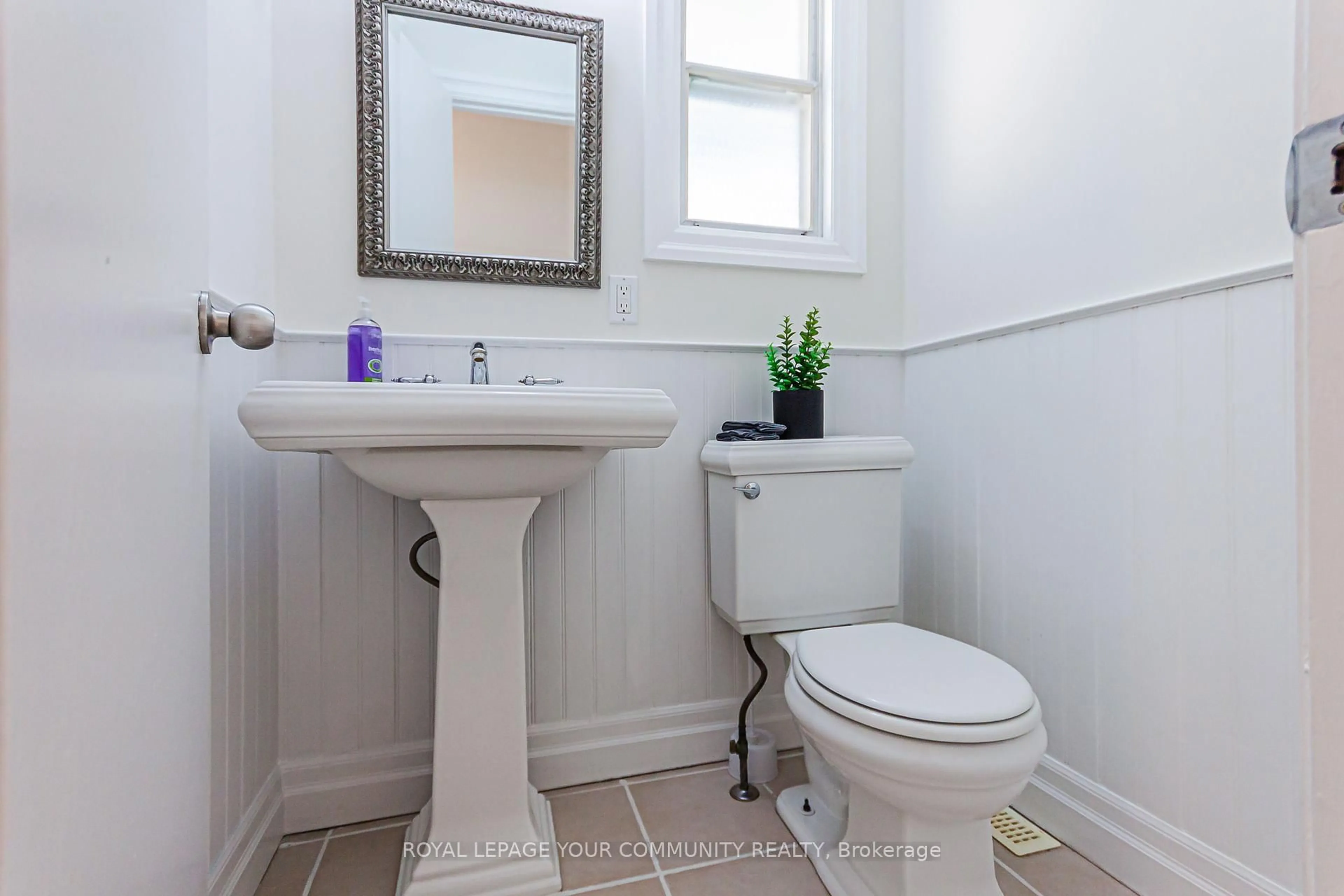 Standard bathroom, ceramic/tile floor for 241 Currey Cres, Newmarket Ontario L3Y 5M7