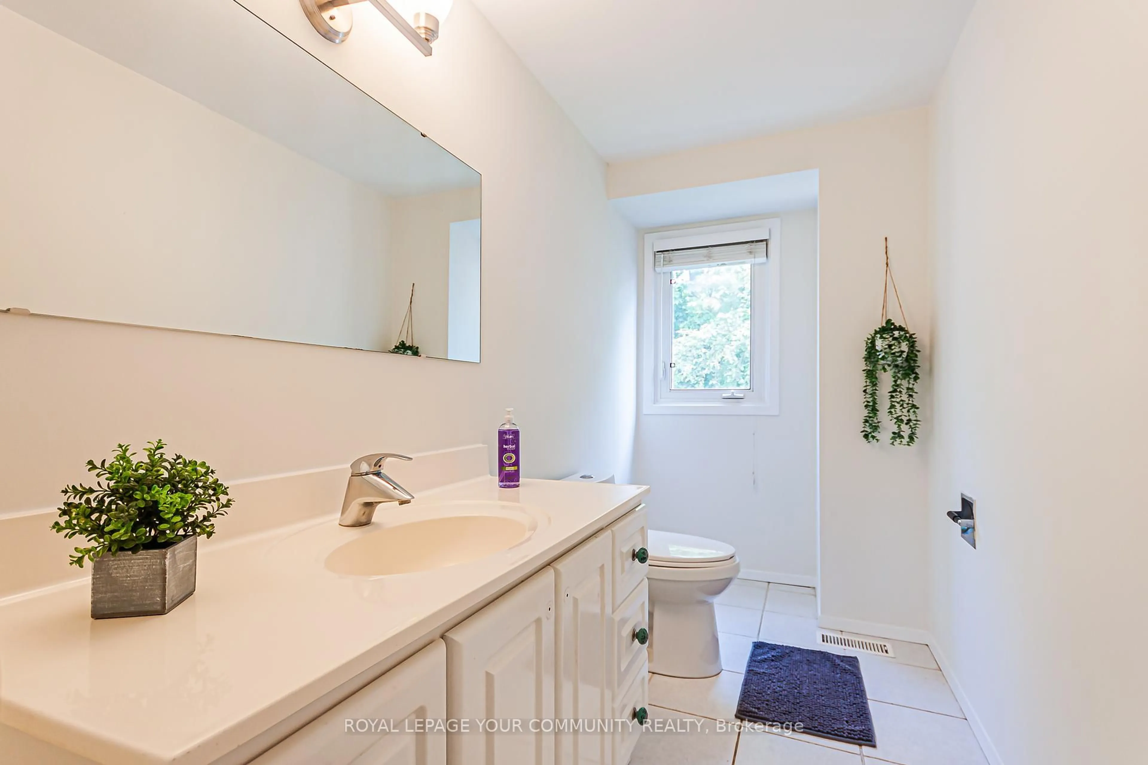 Standard bathroom, ceramic/tile floor for 241 Currey Cres, Newmarket Ontario L3Y 5M7