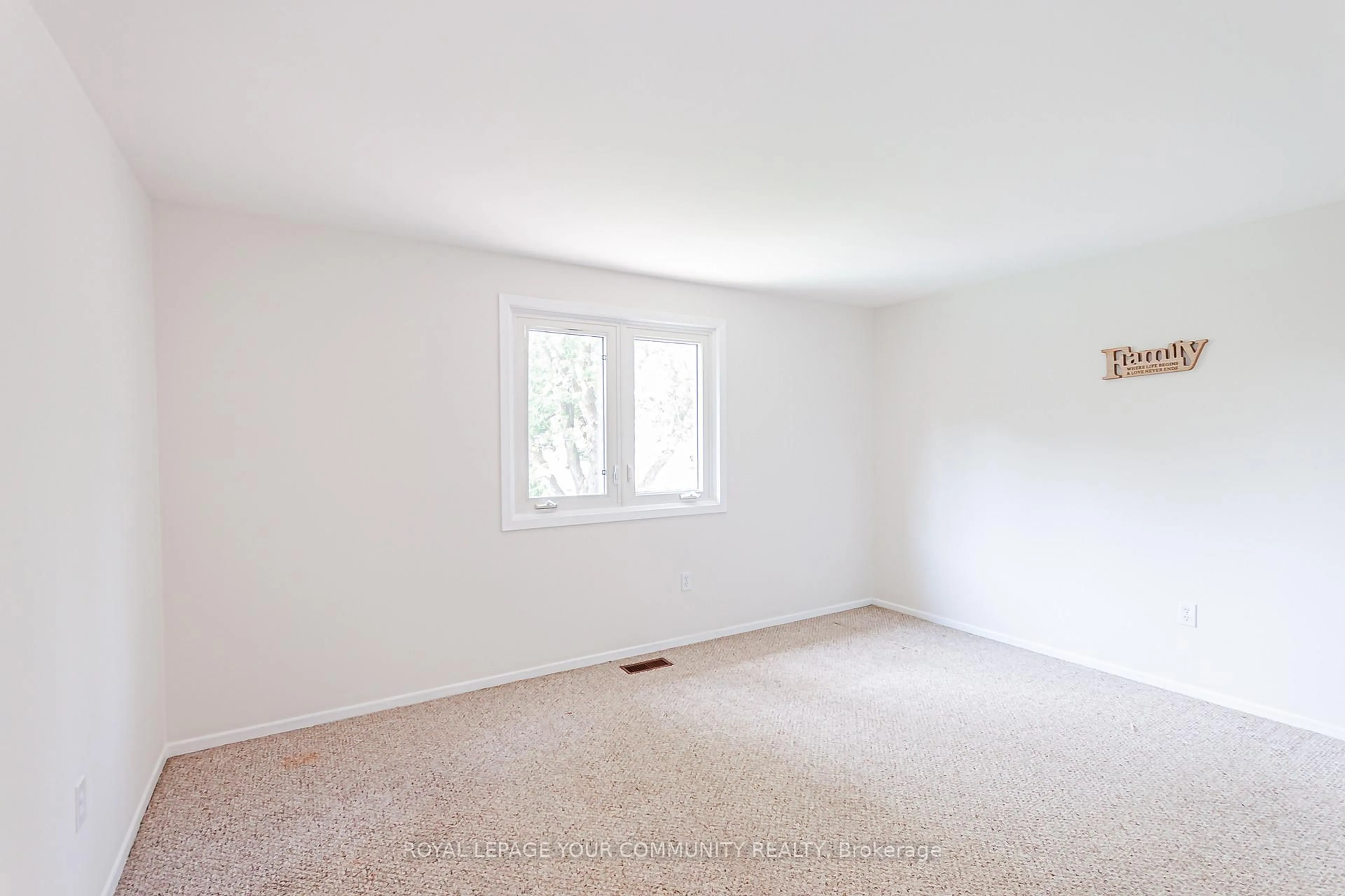 A pic of a room for 241 Currey Cres, Newmarket Ontario L3Y 5M7