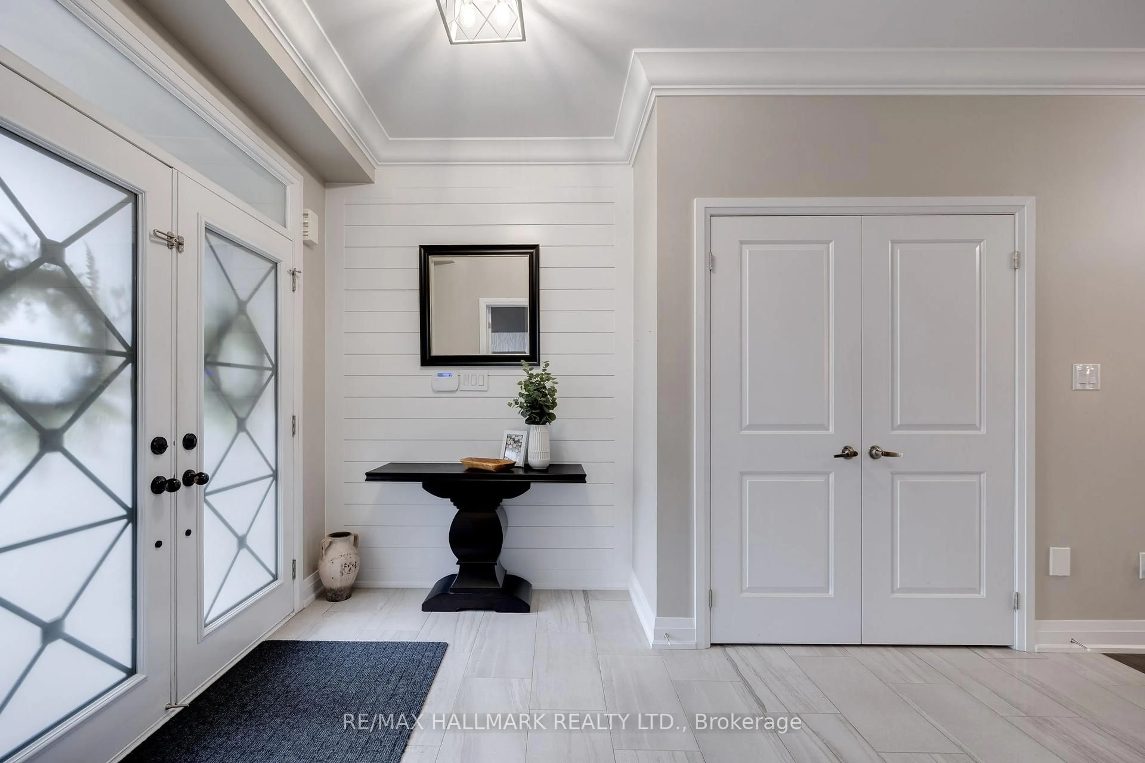 Indoor entryway for 1323 Butler St, Innisfil Ontario L9S 0L4