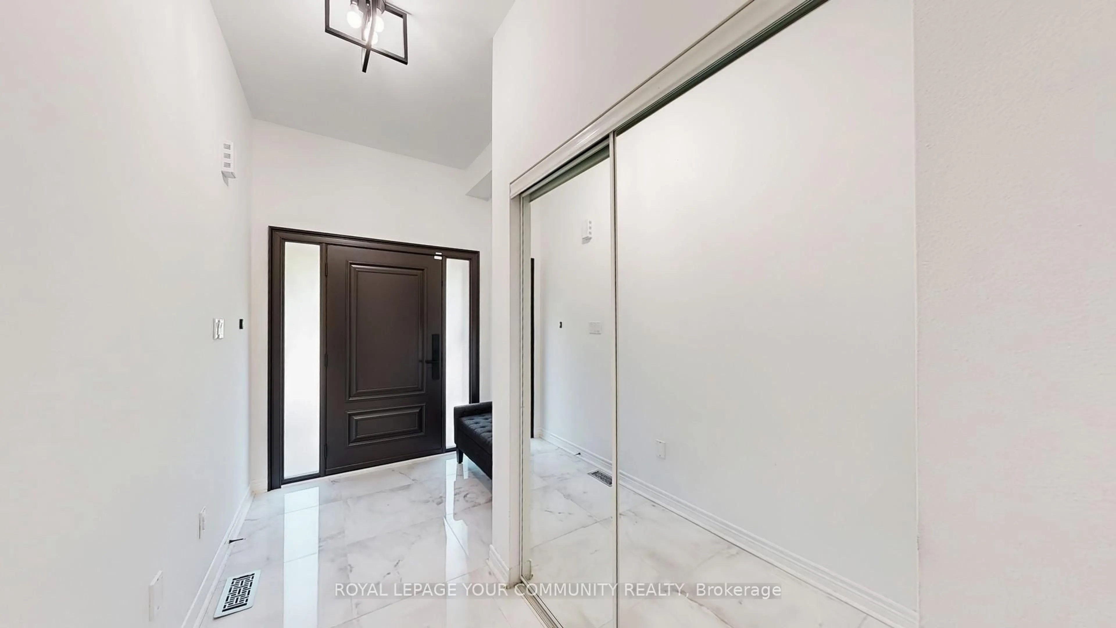 Indoor foyer for 52 Four Seasons Cres, East Gwillimbury Ontario L9N 0C3