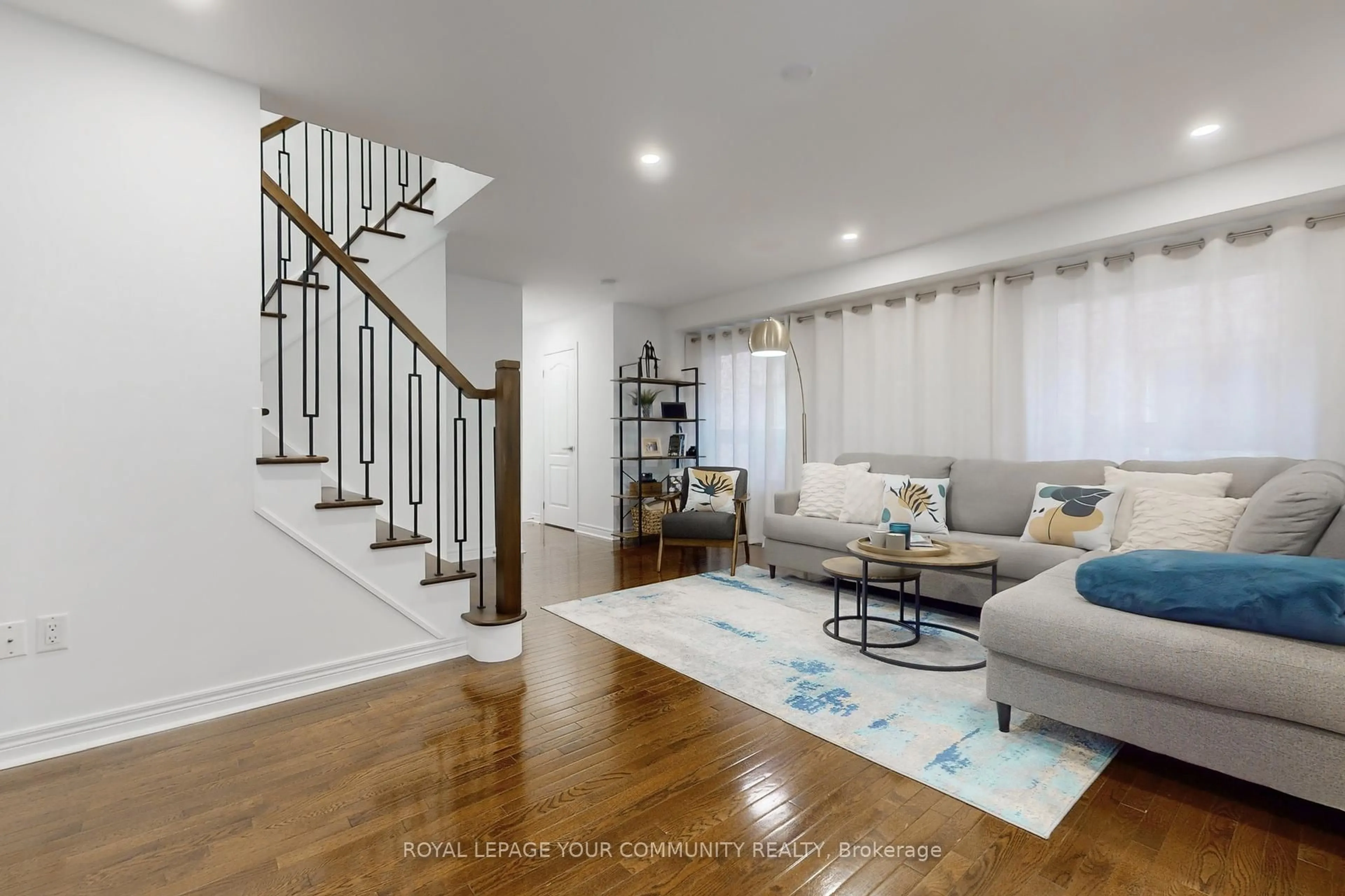 Living room with furniture, unknown for 52 Four Seasons Cres, East Gwillimbury Ontario L9N 0C3
