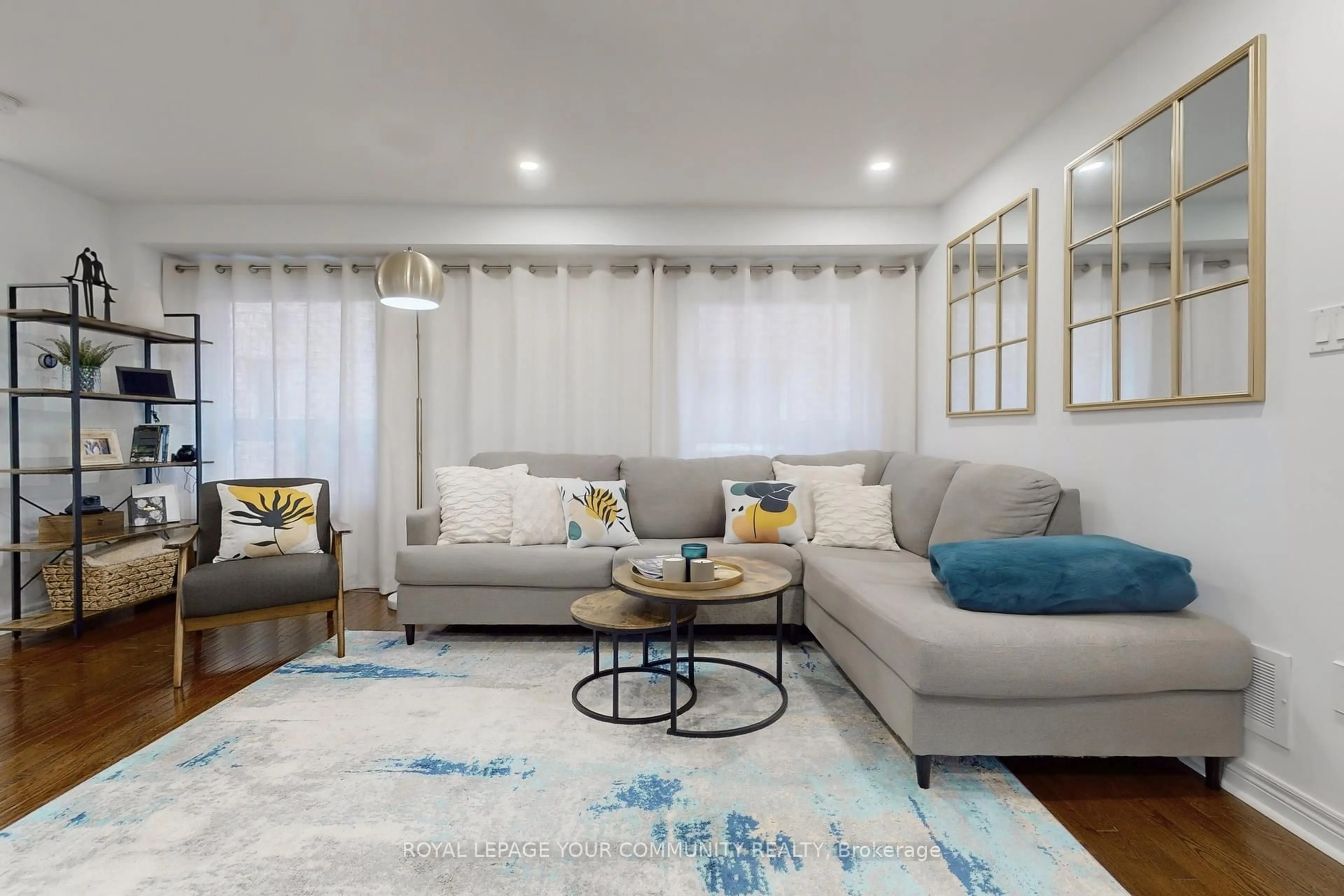 Living room with furniture, unknown for 52 Four Seasons Cres, East Gwillimbury Ontario L9N 0C3