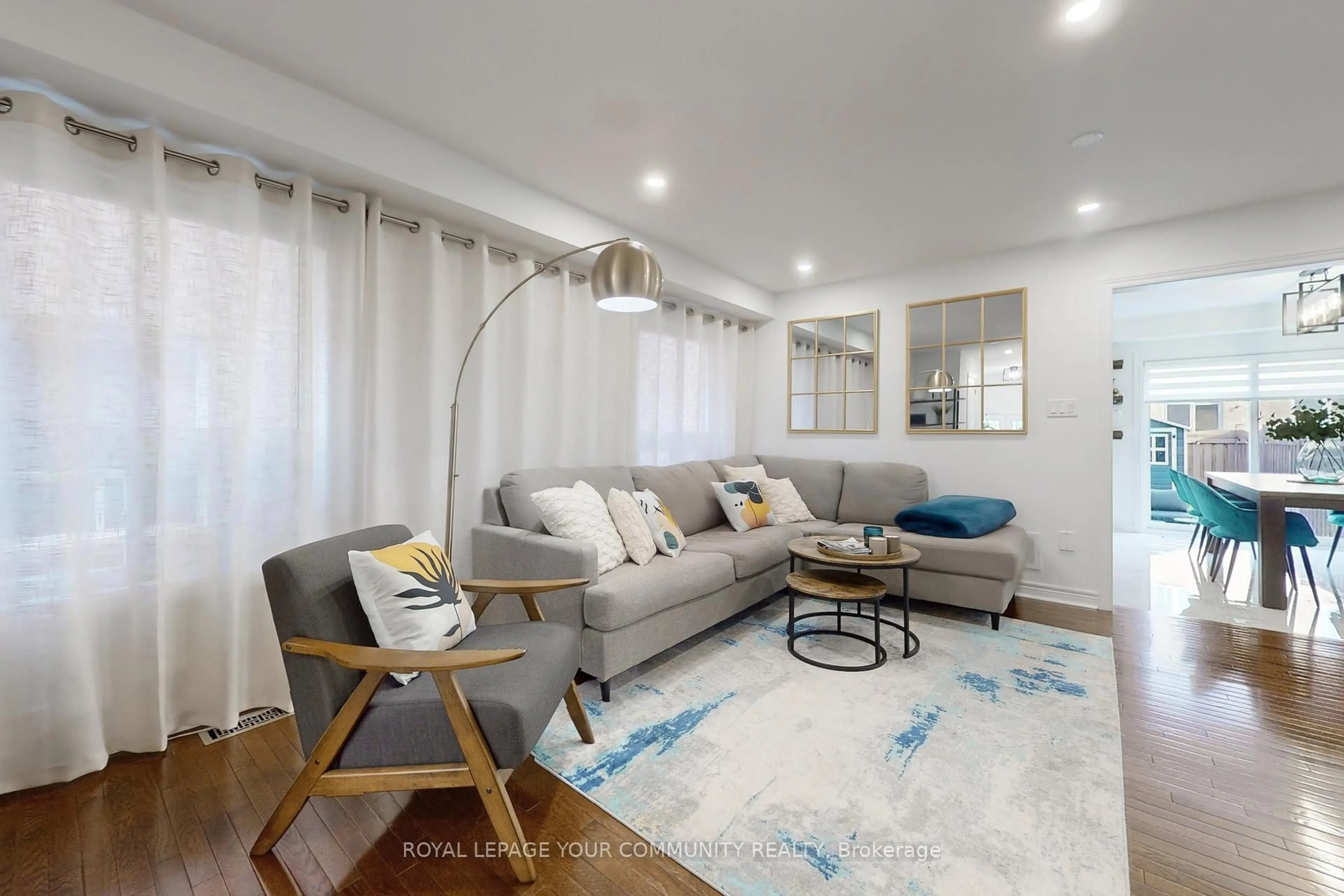 Living room with furniture, unknown for 52 Four Seasons Cres, East Gwillimbury Ontario L9N 0C3