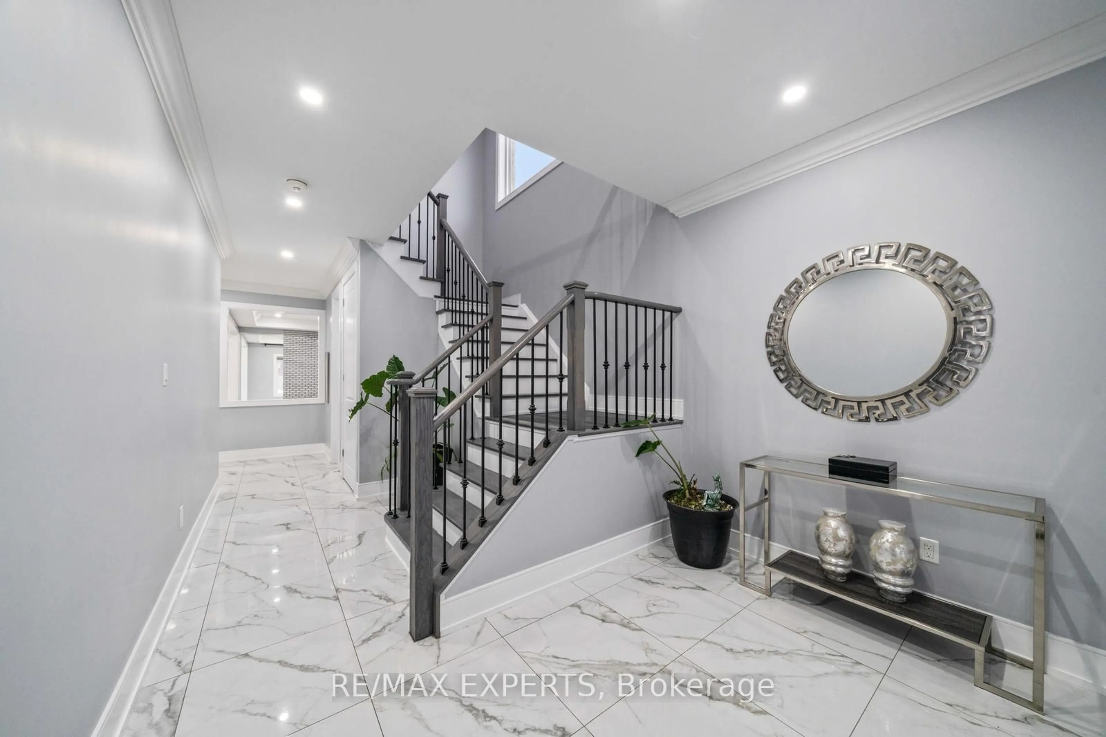 Indoor foyer for 15 Tyndall Dr, Bradford West Gwillimbury Ontario L3Z 4G6