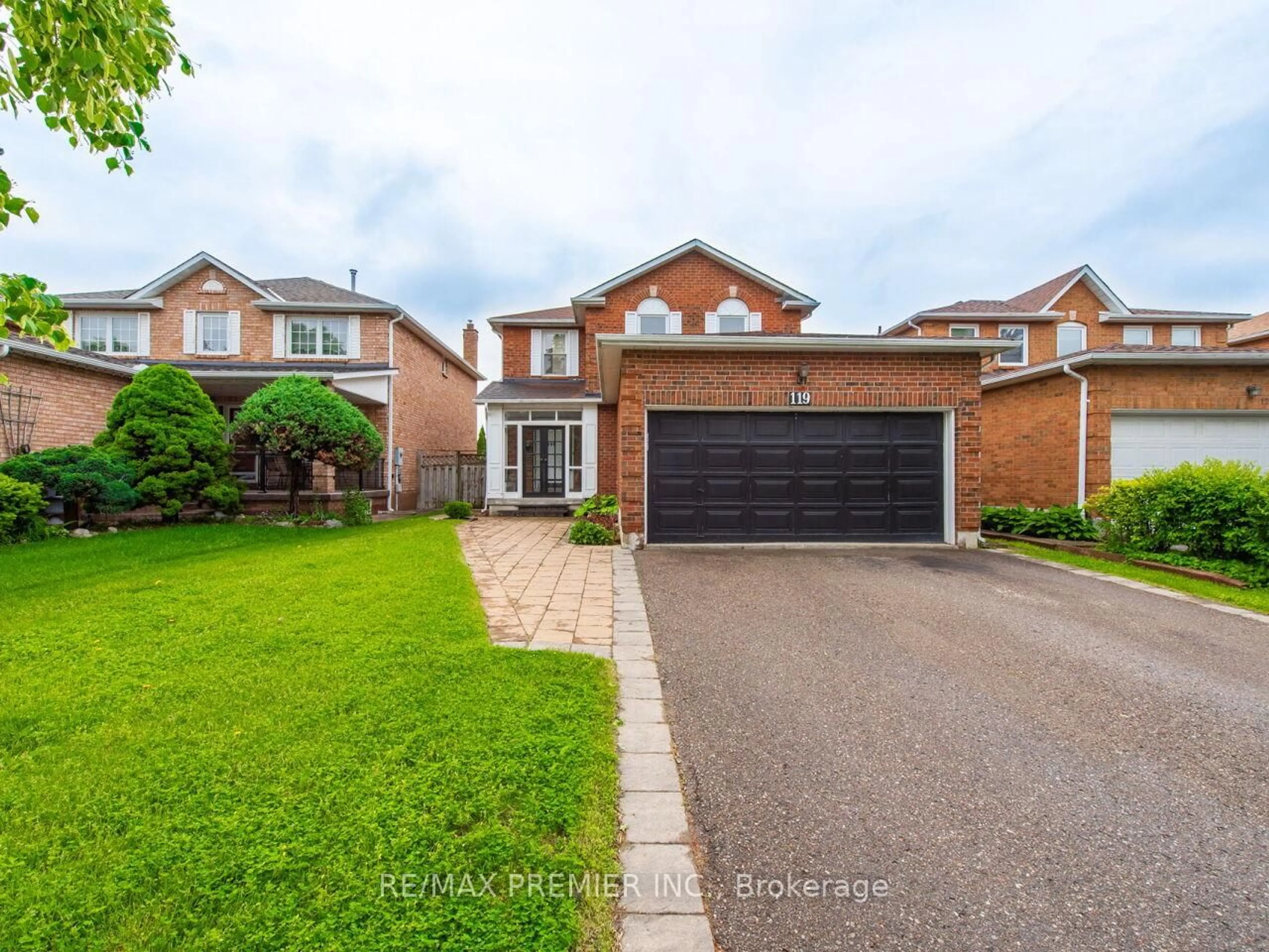 A pic from outside/outdoor area/front of a property/back of a property/a pic from drone, street for 119 Cromwell Rd, Vaughan Ontario L6A 1T9